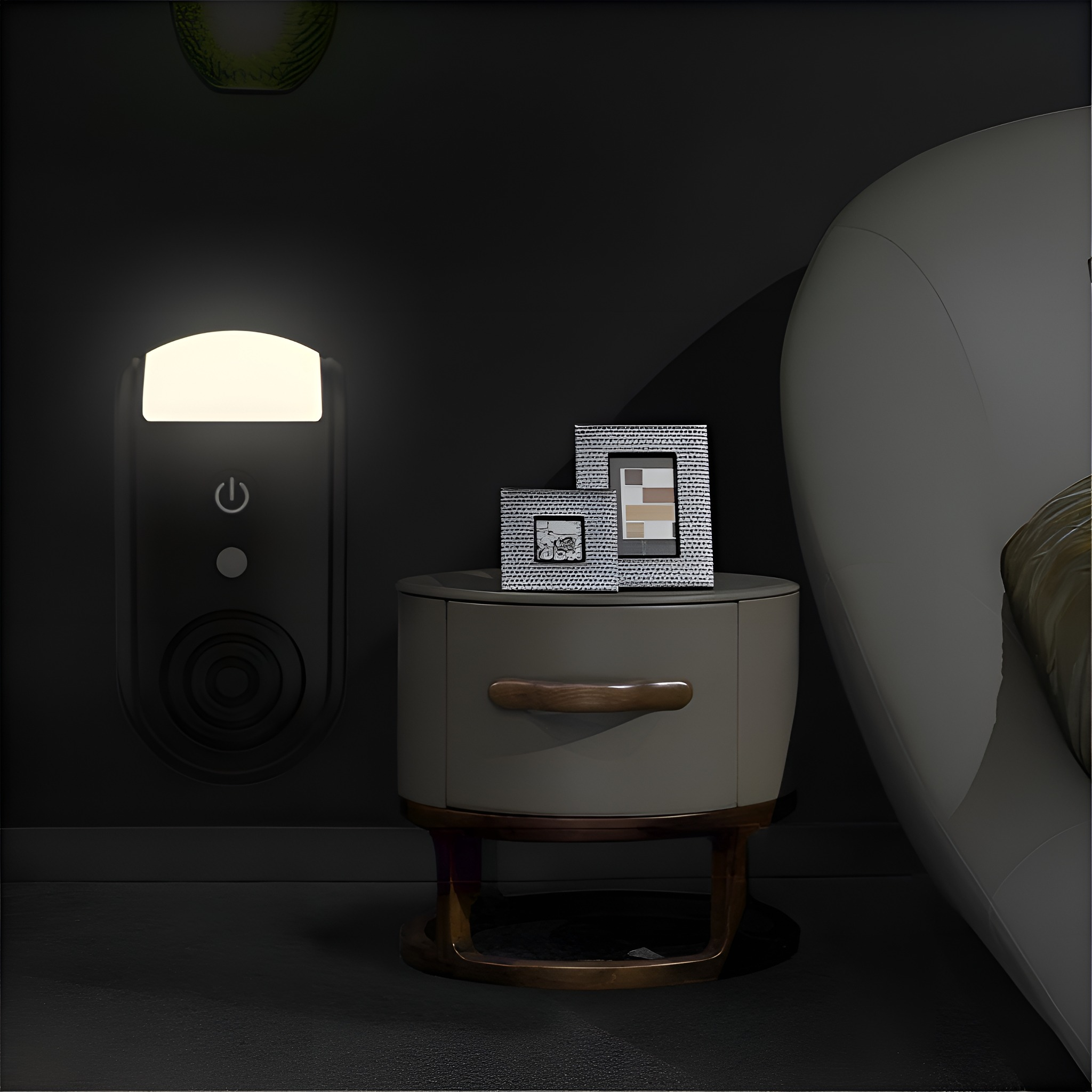 Nachttisch mit Lampe, Rahmen und Bett. Dunkle Wand und Lichtquelle.