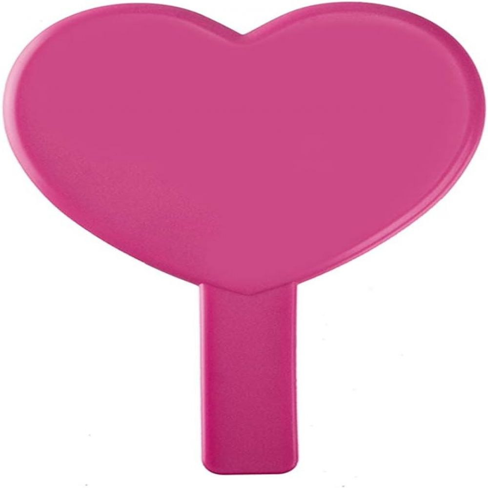 Ein rosa herzförmiger Handspiegel mit Griff.