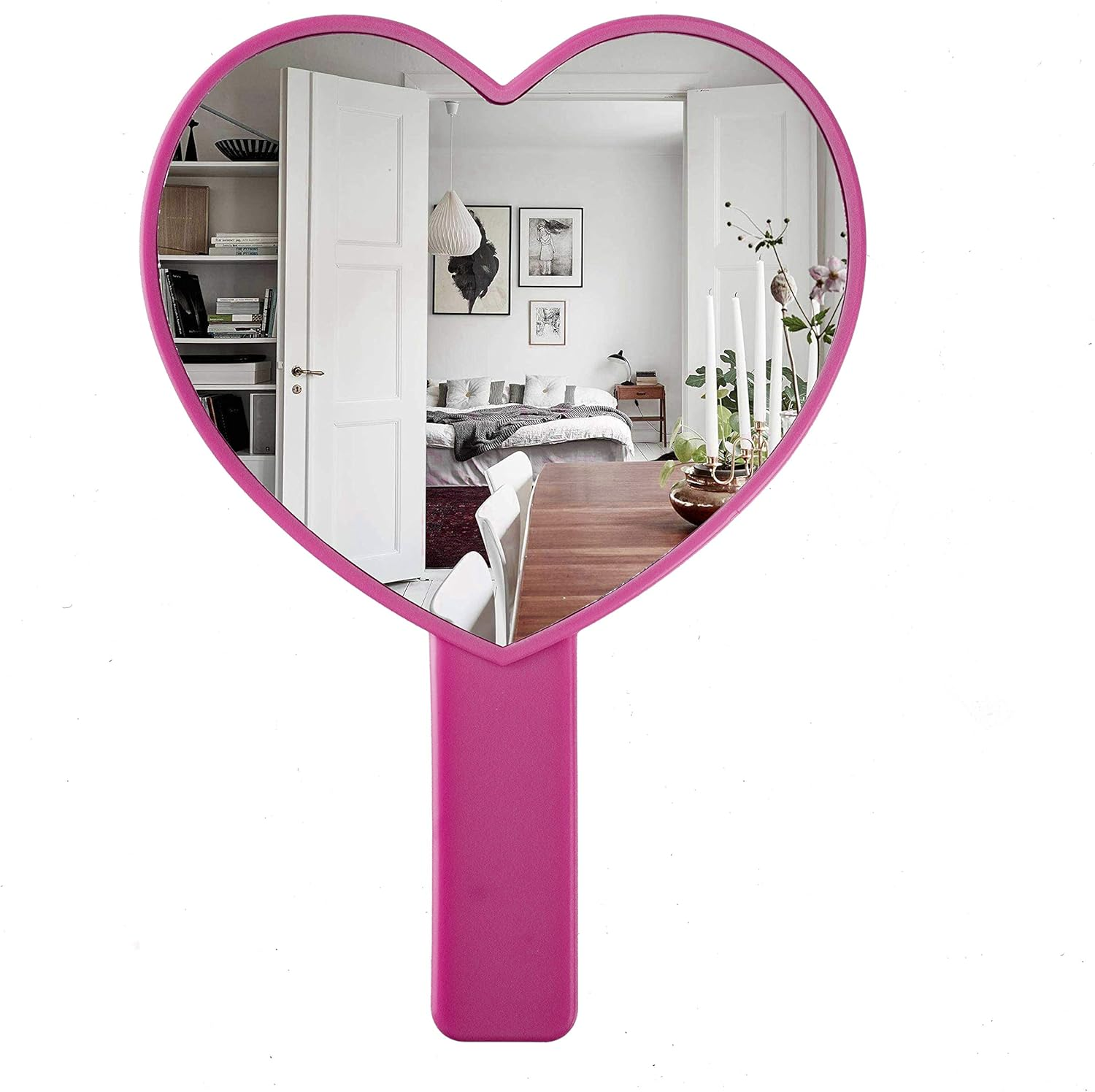 Rosa herzförmiger Handspiegel, der ein Schlafzimmer reflektiert.
