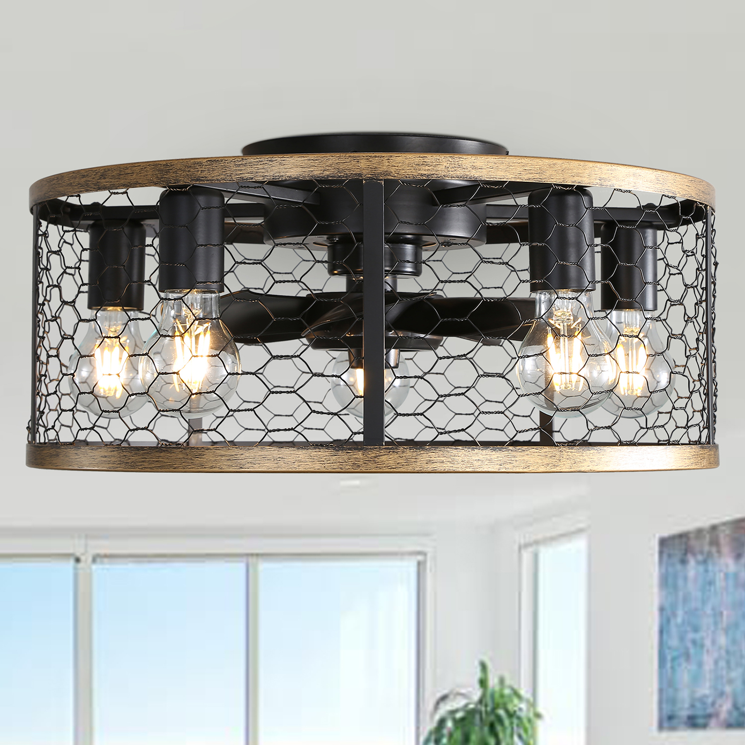 Deckenventilator mit vier Glühbirnen, umgeben von Metallkäfig und Holzverkleidung.