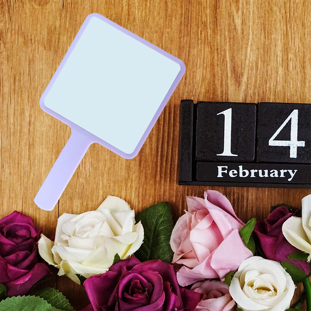 Valentinstag-Szene. Holzblockkalender zeigt den 14. Februar neben Rosen und einem Schild.