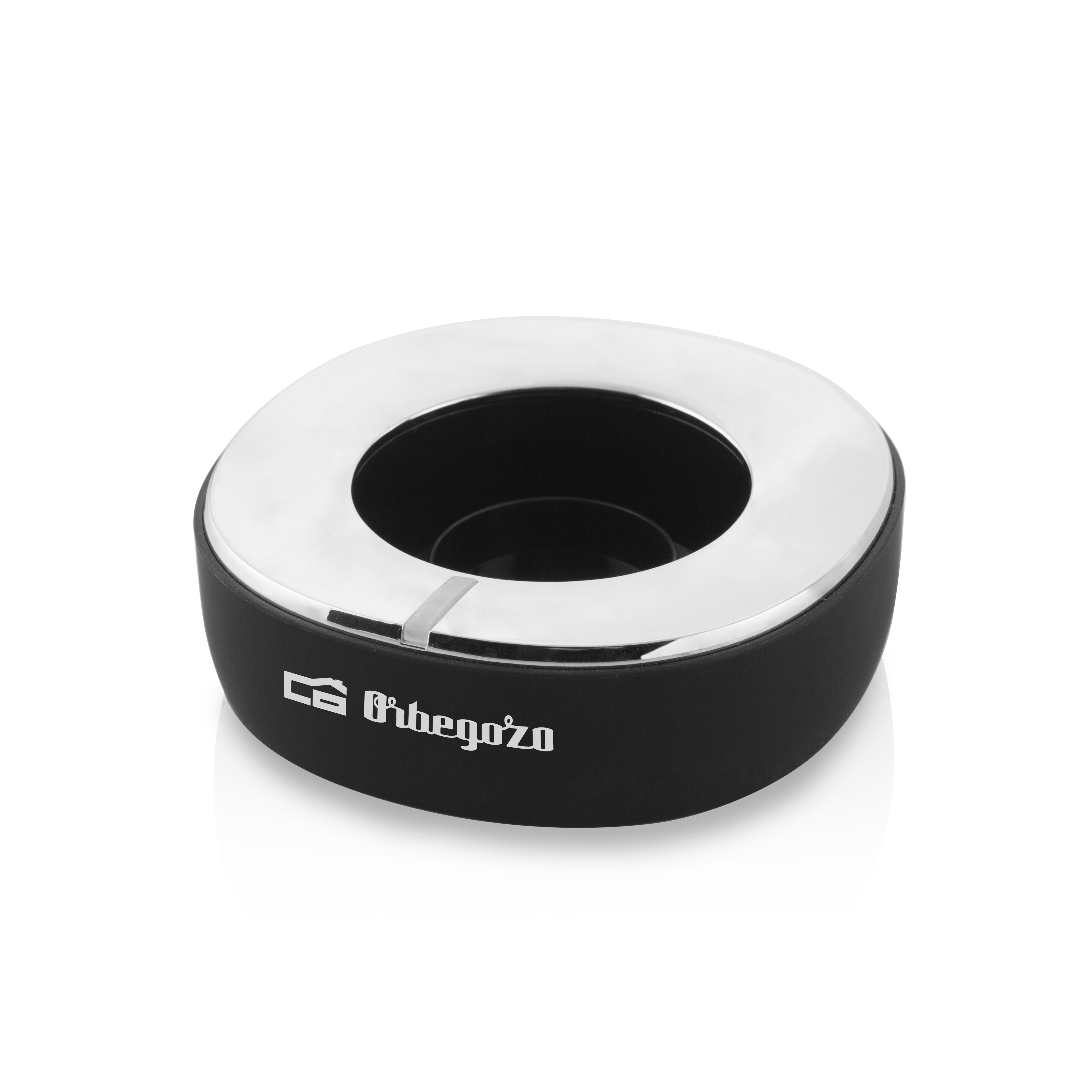 Cenicero negro y plateado con diseño circular, fondo blanco.