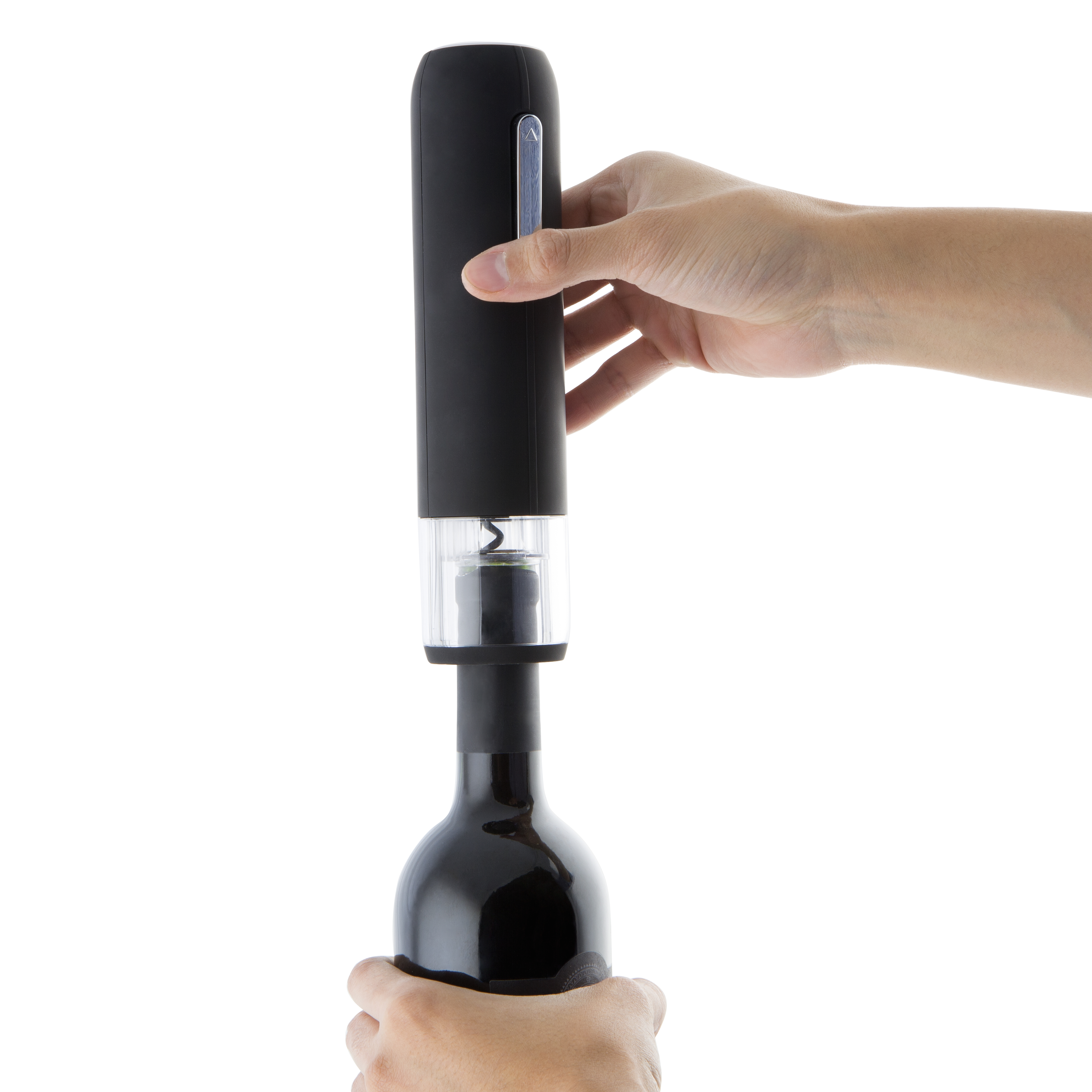Una mano usa un abridor de vino eléctrico para abrir una botella de vino tinto, fondo blanco.