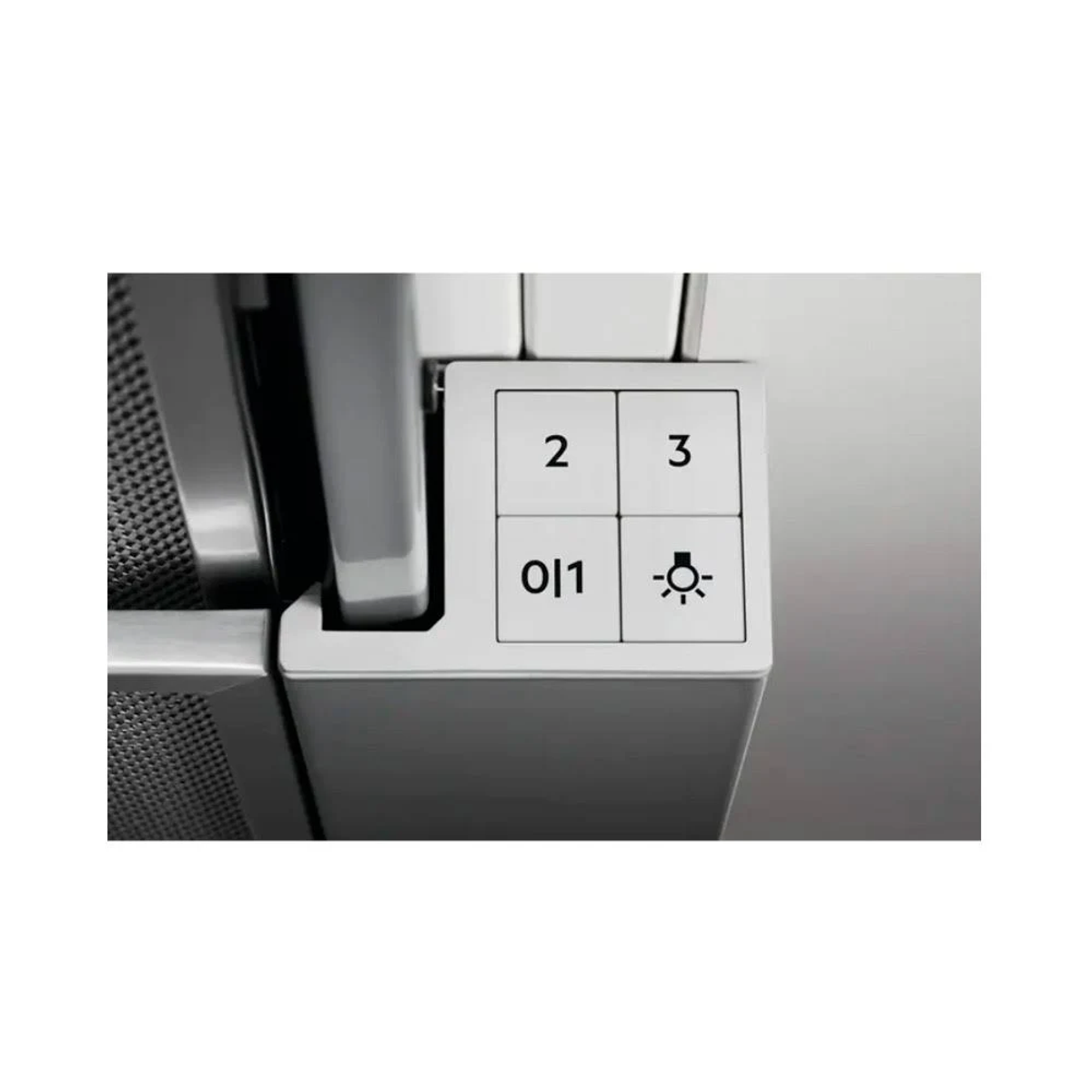 Primer plano de un panel de control con números y símbolo de luz.