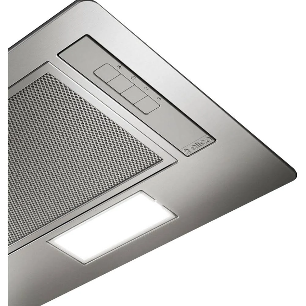 Primo piano di una cappa in acciaio inox con pannello comandi, griglia e luce.