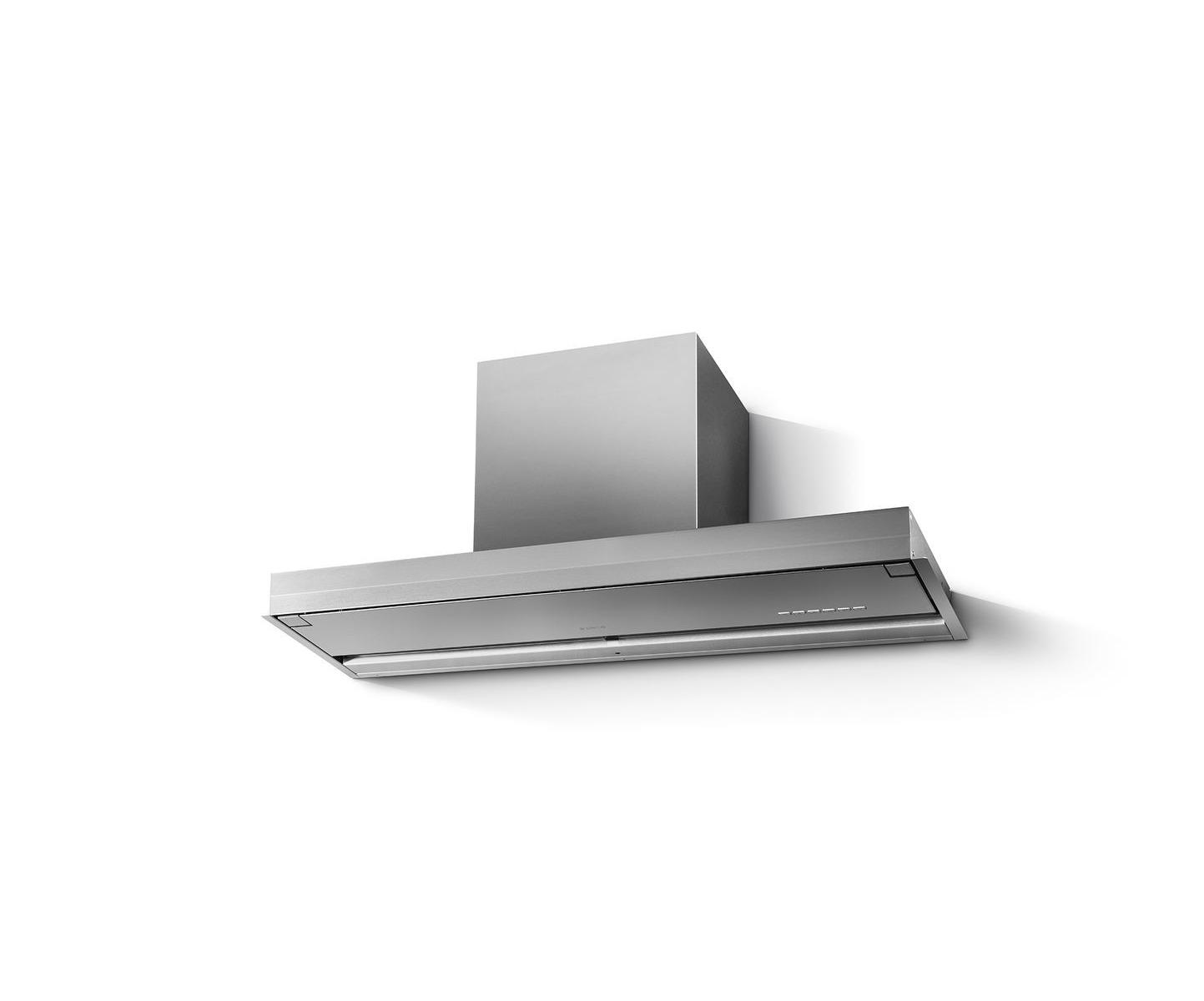 Cappa da cucina moderna in acciaio inox, montata su una parete bianca.