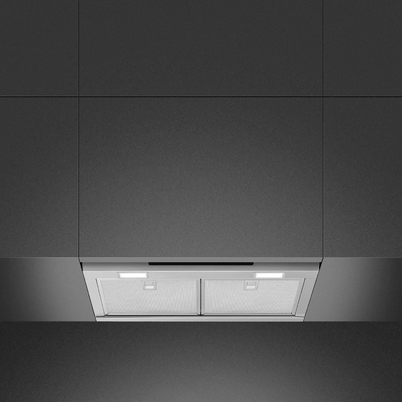 Cappa moderna installata sotto un mobile grigio scuro con due luci brillanti.