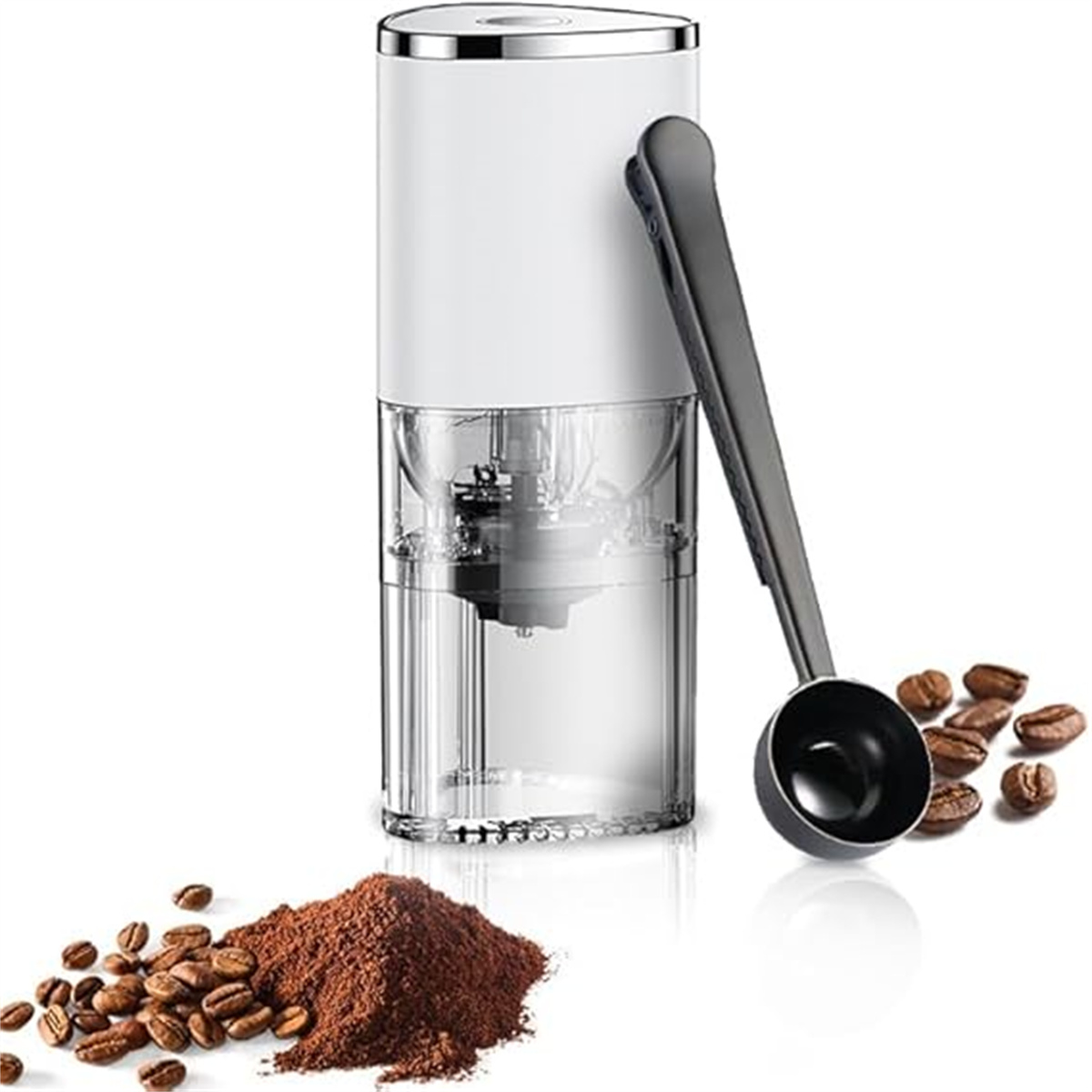 Kaffeemühle mit Kaffeebohnen, Kaffeepulver und einem Messlöffel.