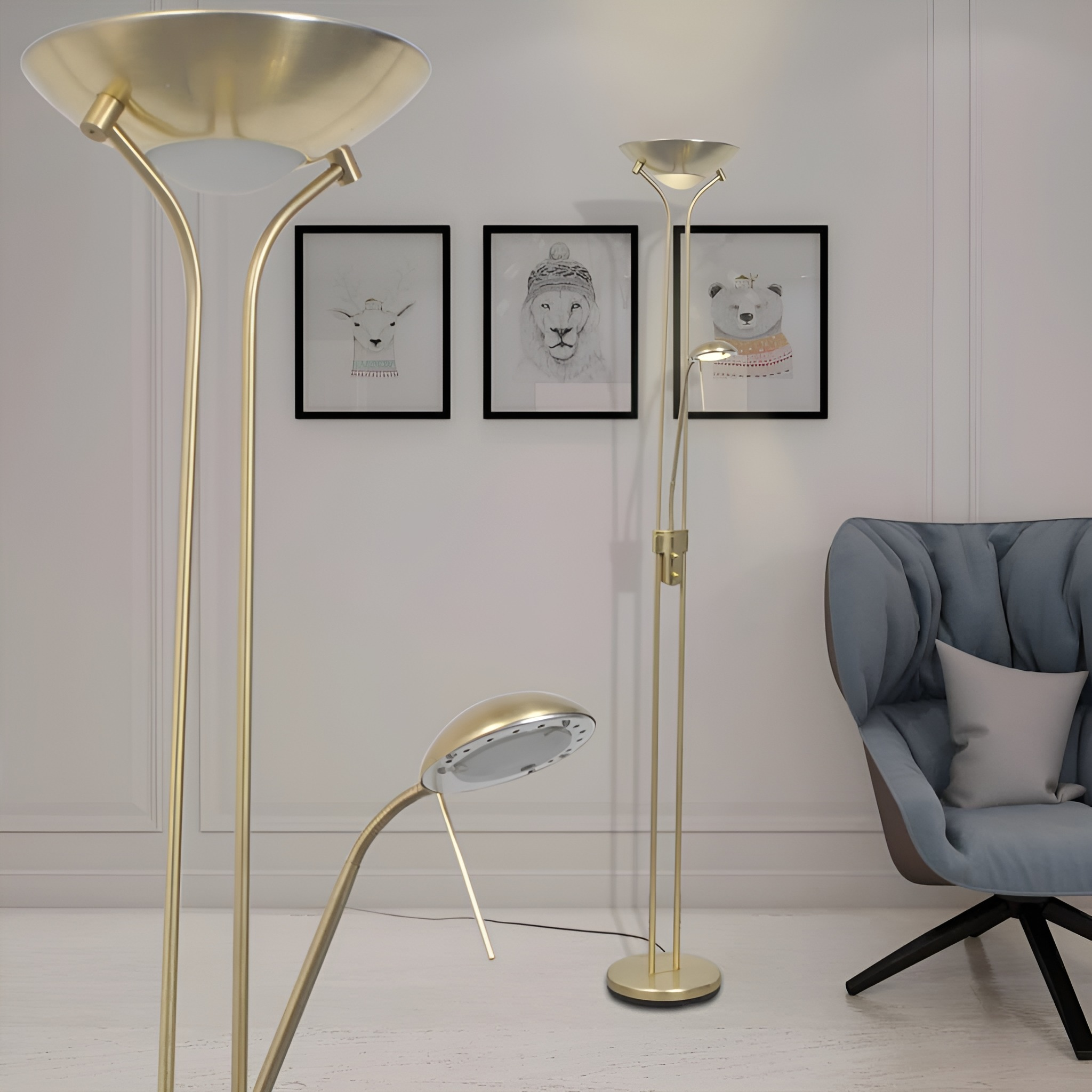 Goldene Stehlampen in einem Raum mit Kunstwerken und einem blauen Stuhl.