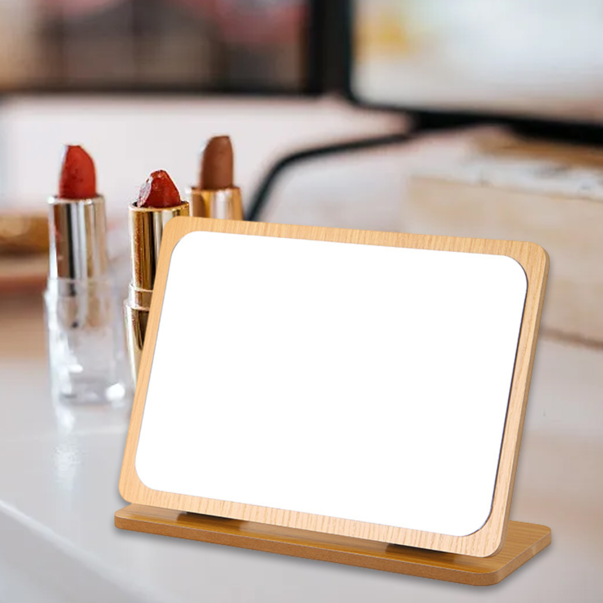 Ein holzgerahmter Spiegel steht auf einem Tisch mit Lippenstiften im Hintergrund.