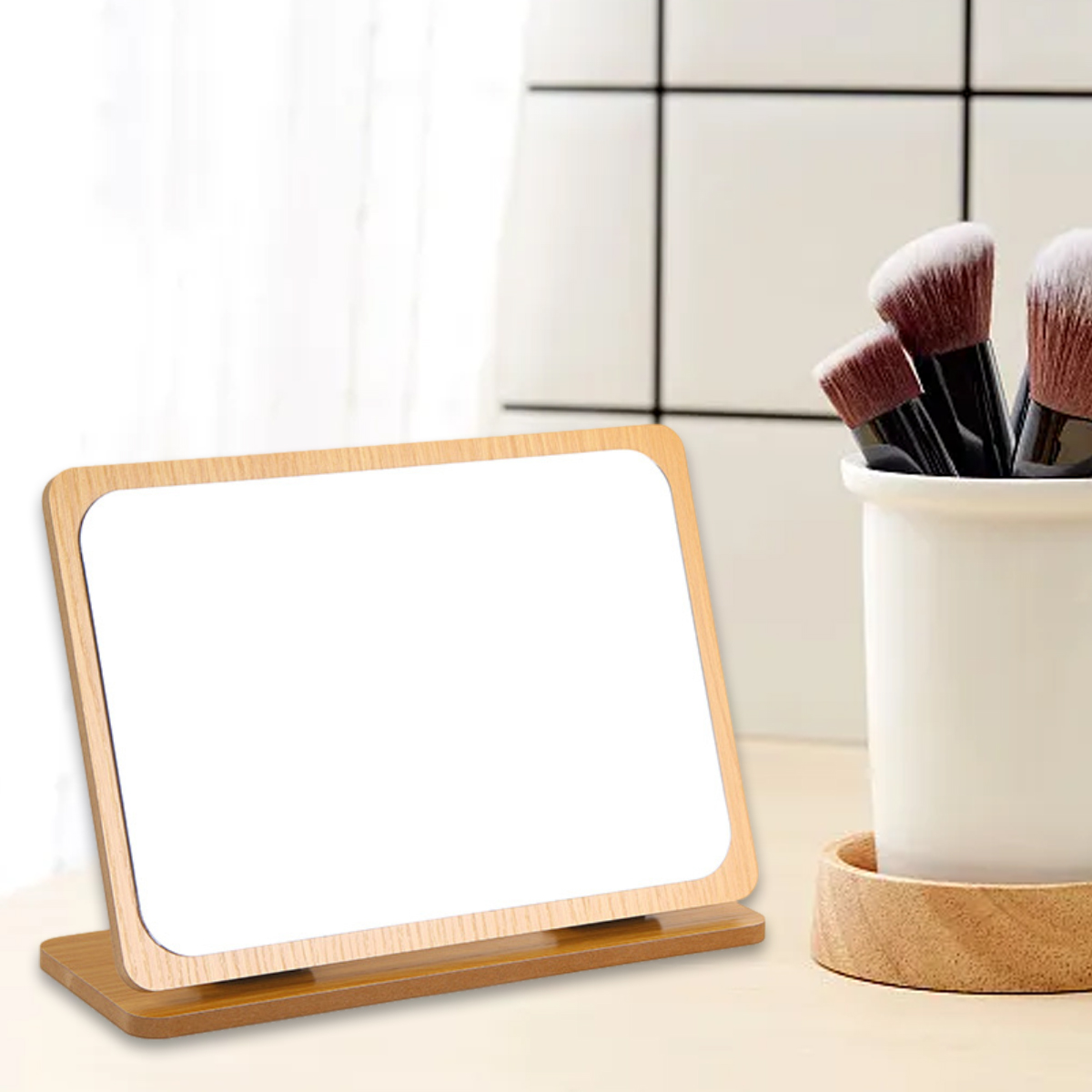 Spiegel mit Holzrahmen auf einem Ständer mit Make-up-Pinseln.