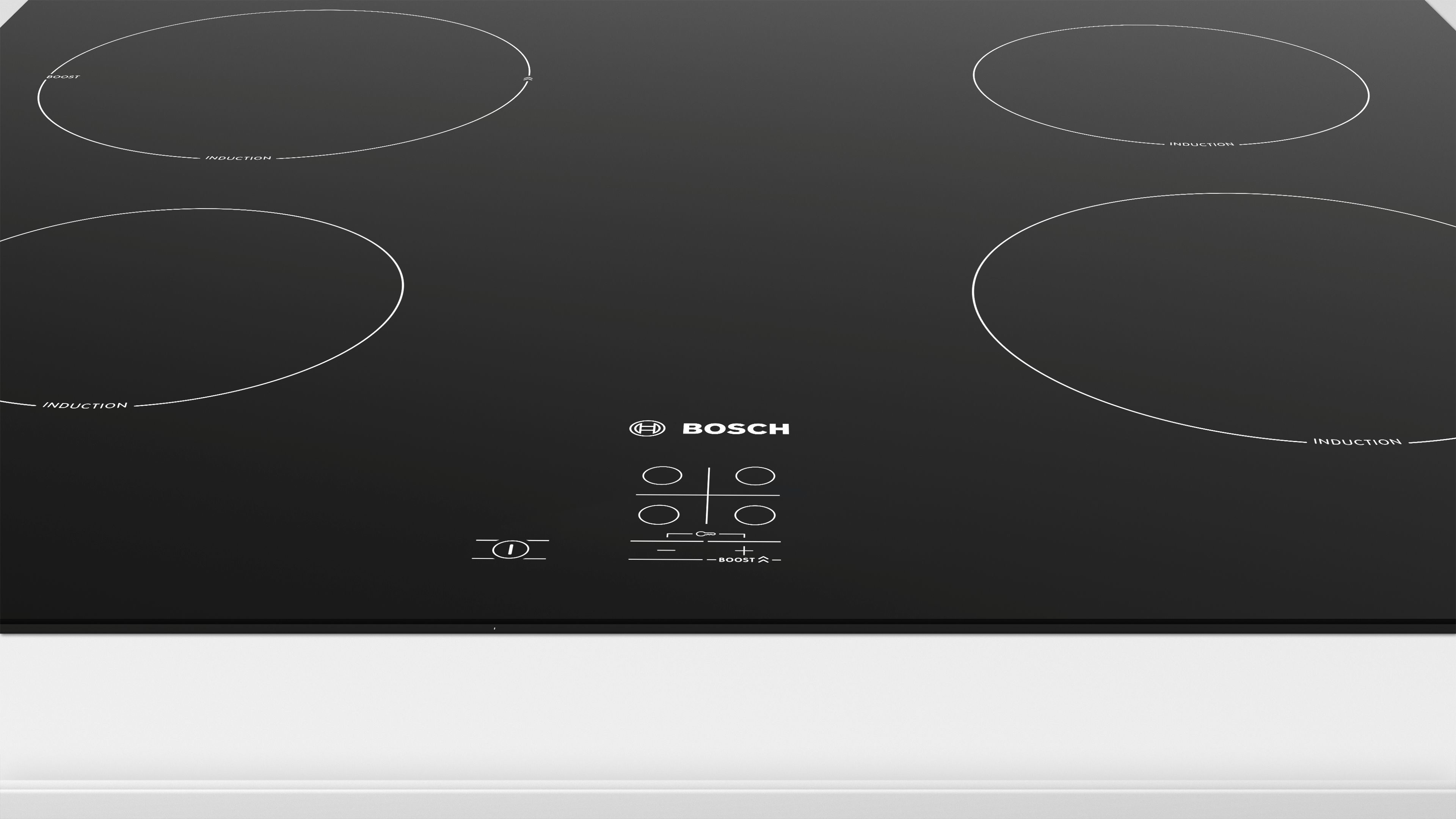 Piano cottura a induzione nero con quattro zone di cottura circolari e logo Bosch.