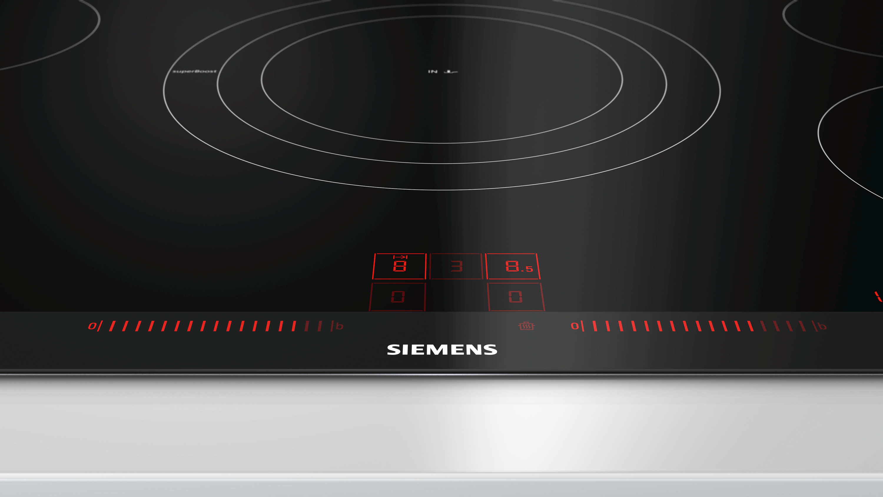 Zwarte glazen kookplaat met rood verlichte bediening en Siemens logo.