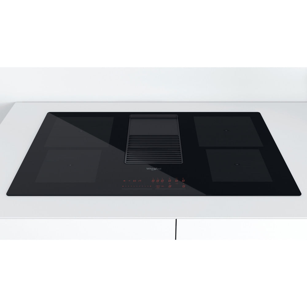 Una placa de inducción negra con cuatro zonas de cocción y una campana extractora integrada, con el logo de Whirlpool.