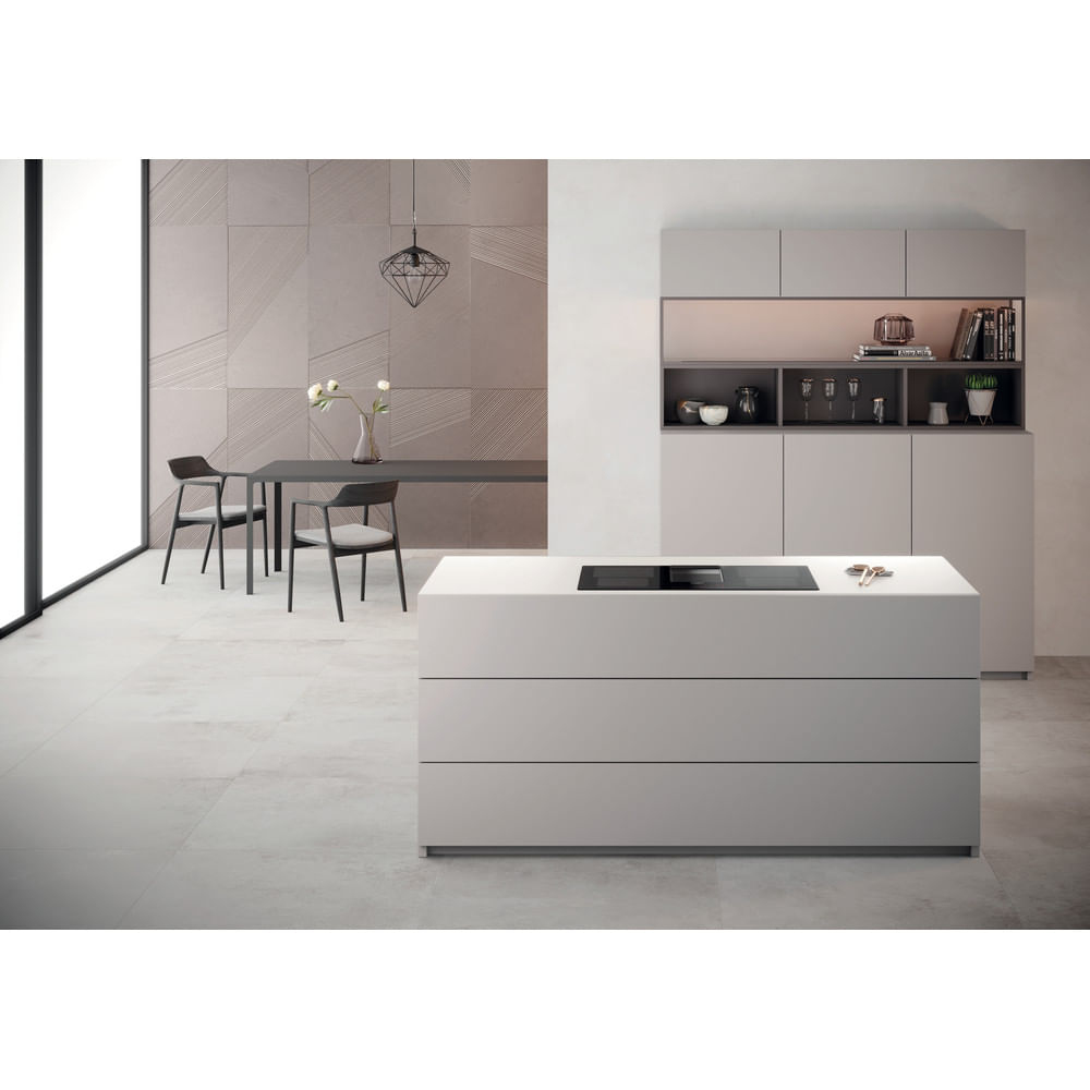 Cocina moderna con isla, mesa y sillas. Esquema de color gris claro.