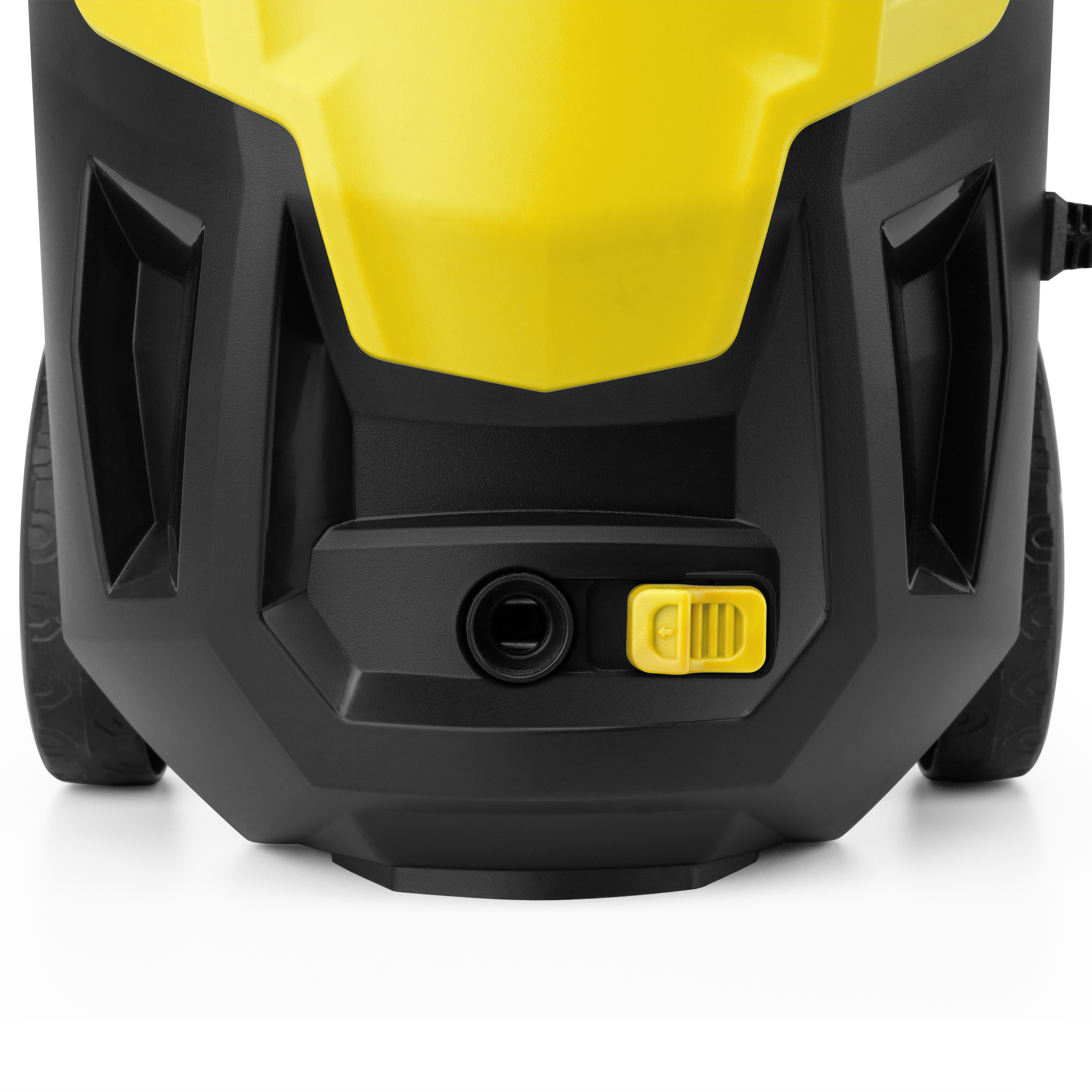 La parte inferior de una máquina amarilla y negra. Tiene dos ruedas y un botón amarillo.