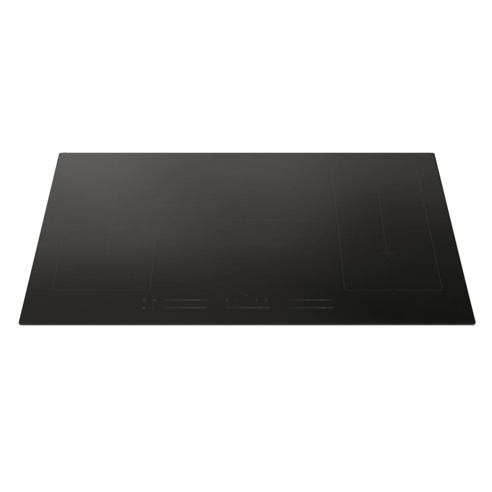 Czarna płyta grzejna z czterema palnikami i sterowaniem dotykowym. Płyta jest ustawiona pod kątem.