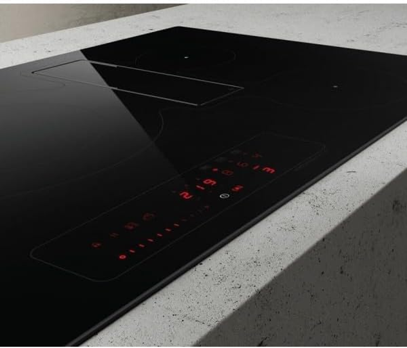 Czarna płyta indukcyjna z czerwonym wyświetlaczem na szarym blacie.