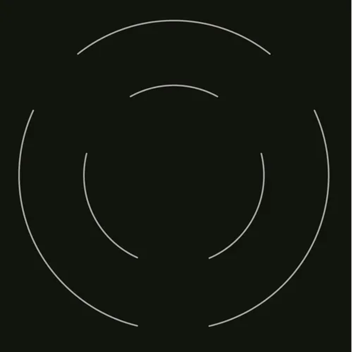 Czarna płyta indukcyjna ze współśrodkowymi okręgami. Minimalistyczny design.