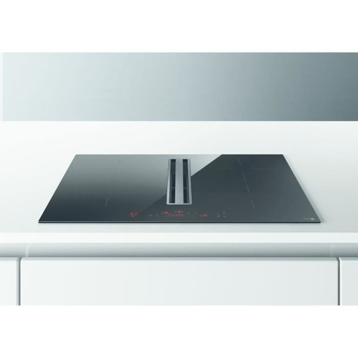 Encimera negra con ventilación integrada. La superficie es lisa y el diseño es moderno.