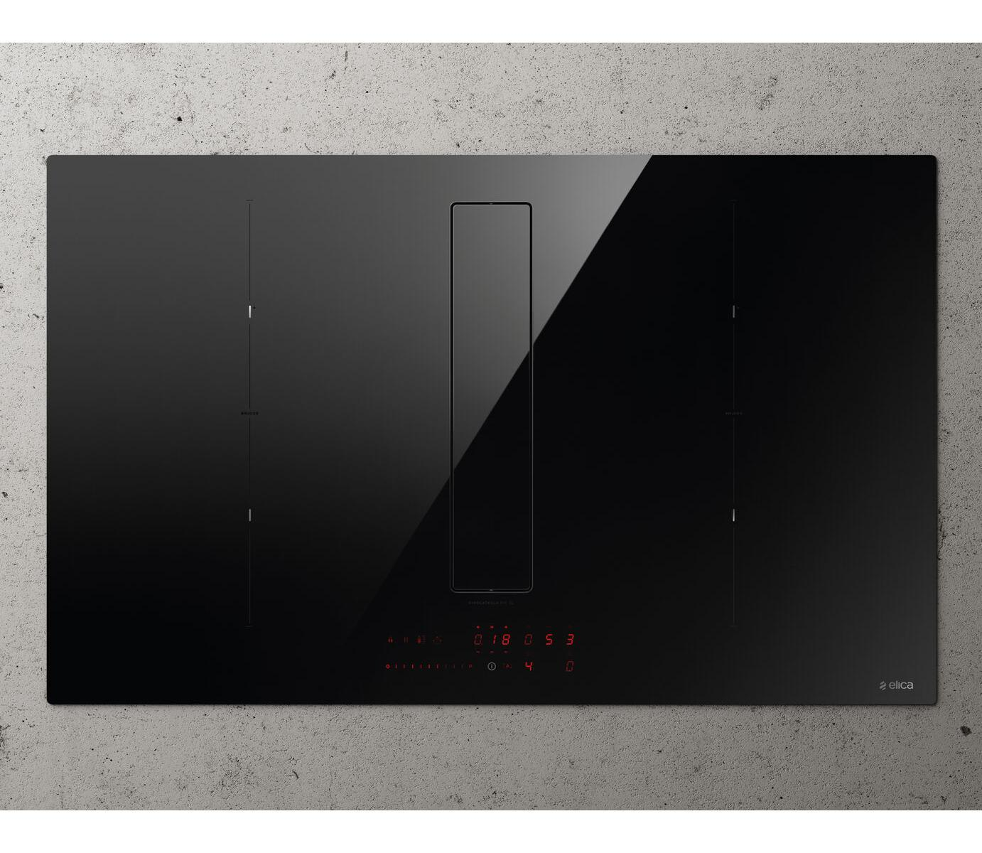 Czarna płyta grzewcza z centralnym odpowietrznikiem. Posiada elementy sterowania dotykowego i wyświetlacz cyfrowy.