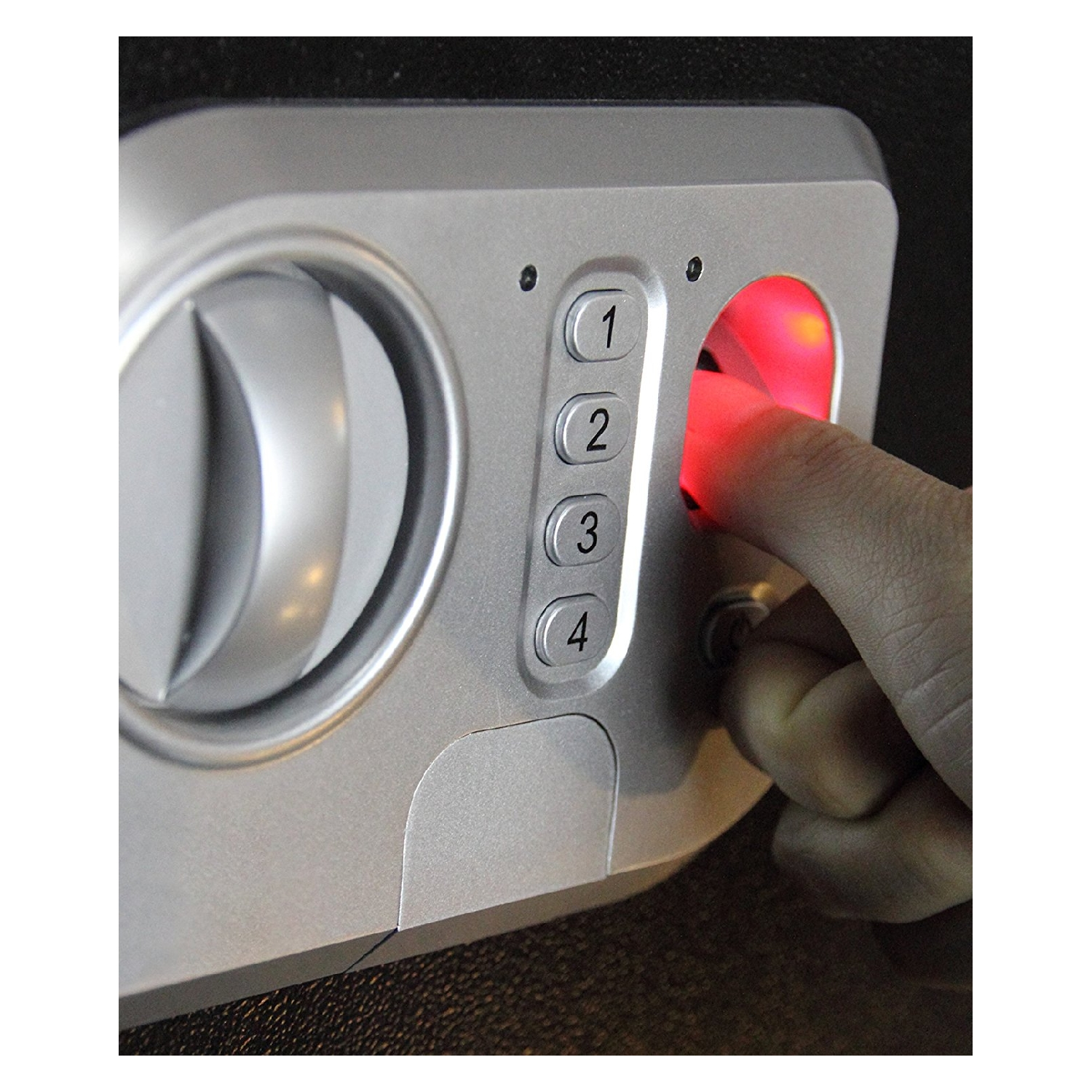 Ein silberner Safe mit Fingerabdruckscanner, ein Finger liegt auf dem Scanner.