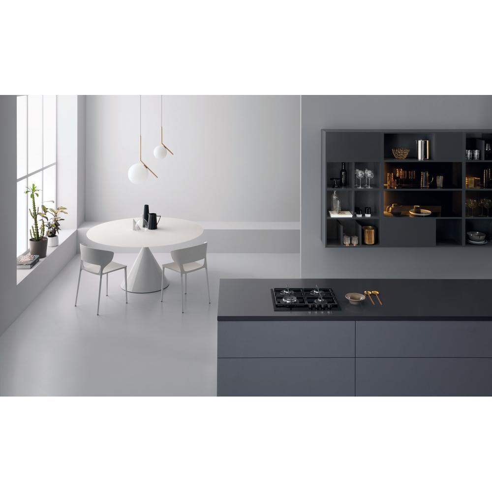 Nowoczesna kuchnia z białym okrągłym stołem i krzesłami. Szara wyspa ze sprzętem AGD.