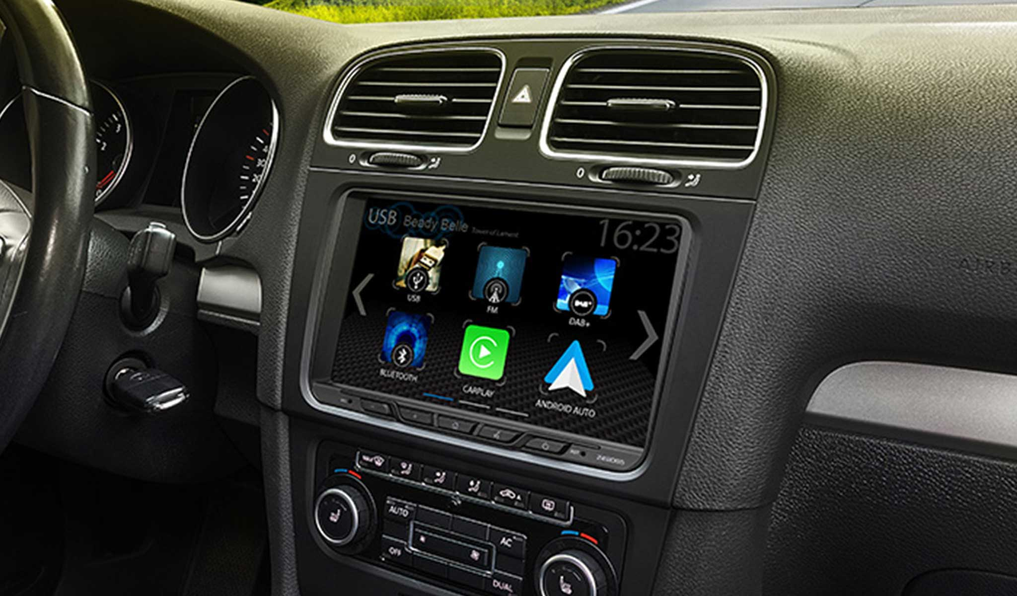 Auto-Infotainment-Bildschirm mit Musik-Oberfläche, verschiedenen App-Symbolen und Bedienelementen.