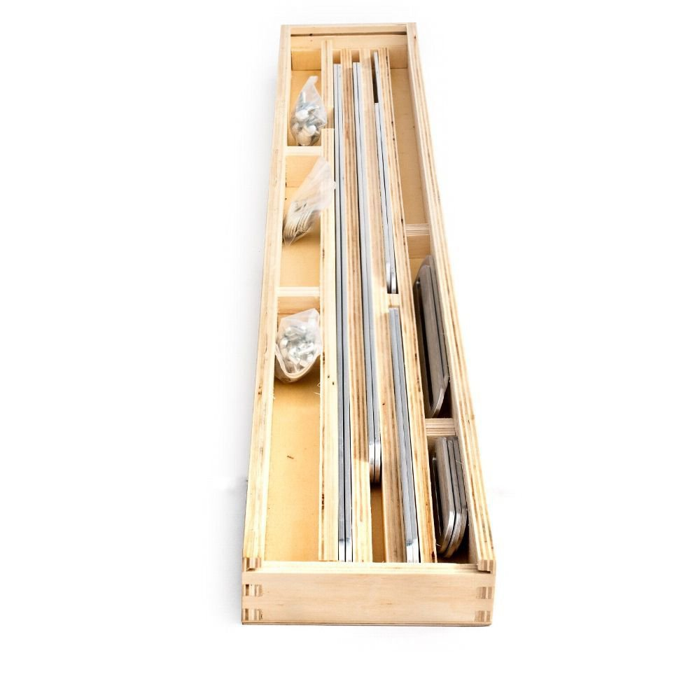 Eine Holzkiste mit verschiedenen Teilen, darunter Metallstangen und Hardware.