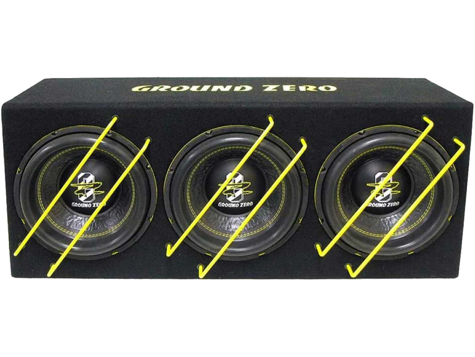 Schwarze Subwoofer-Box mit drei Lautsprechern, gelben Stangen und dem Schriftzug 'GROUND ZERO'. Weißer Hintergrund.