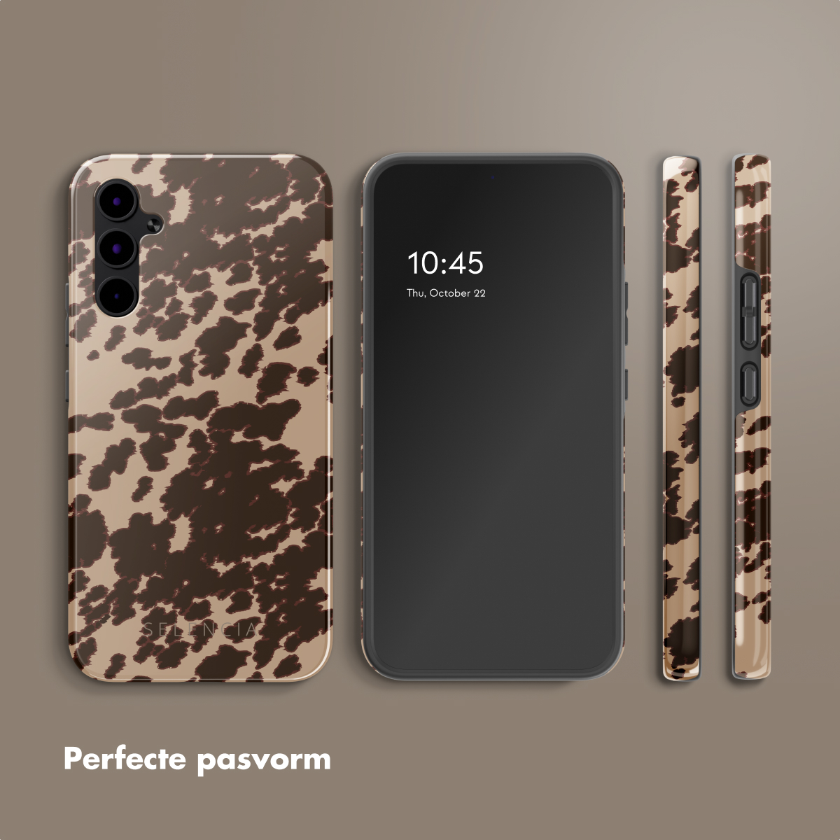 Een telefoonhoesje met een bruin koeienprintpatroon en een telefoon met een klok.