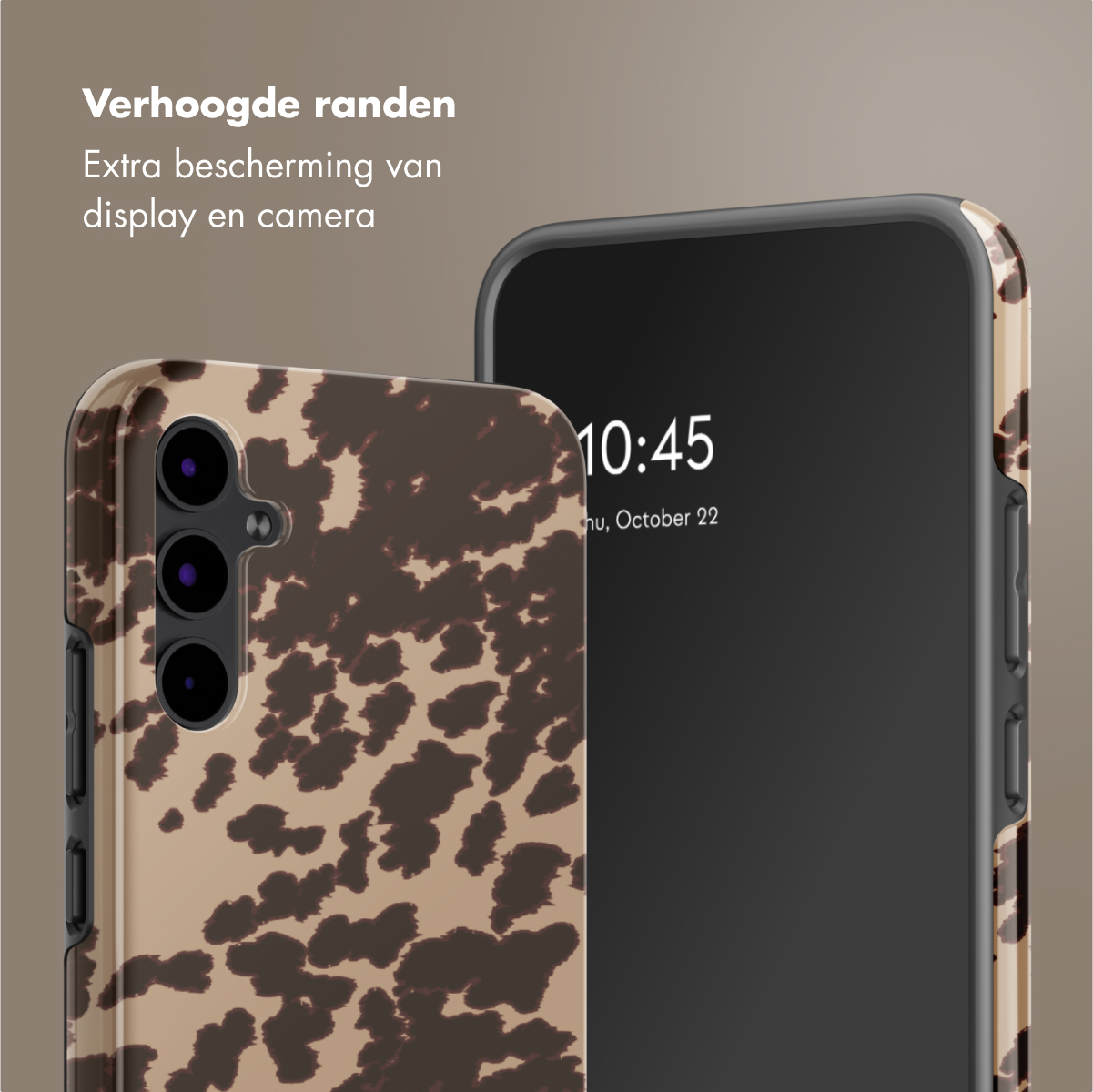 Telefoon met dierenprint hoes, met scherm. Tekst op het scherm.