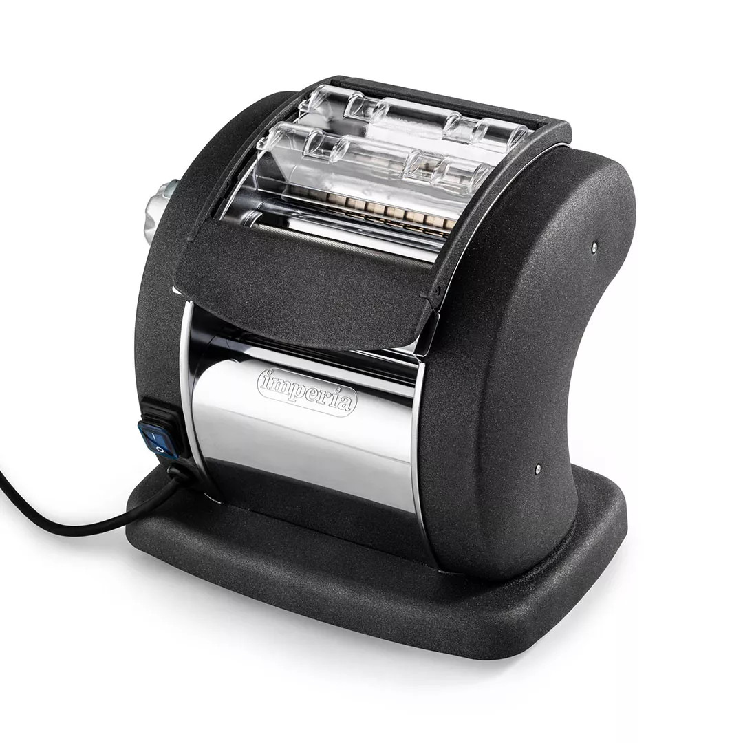Une machine à pâtes électrique, noire avec un rouleau argenté, sur fond blanc.