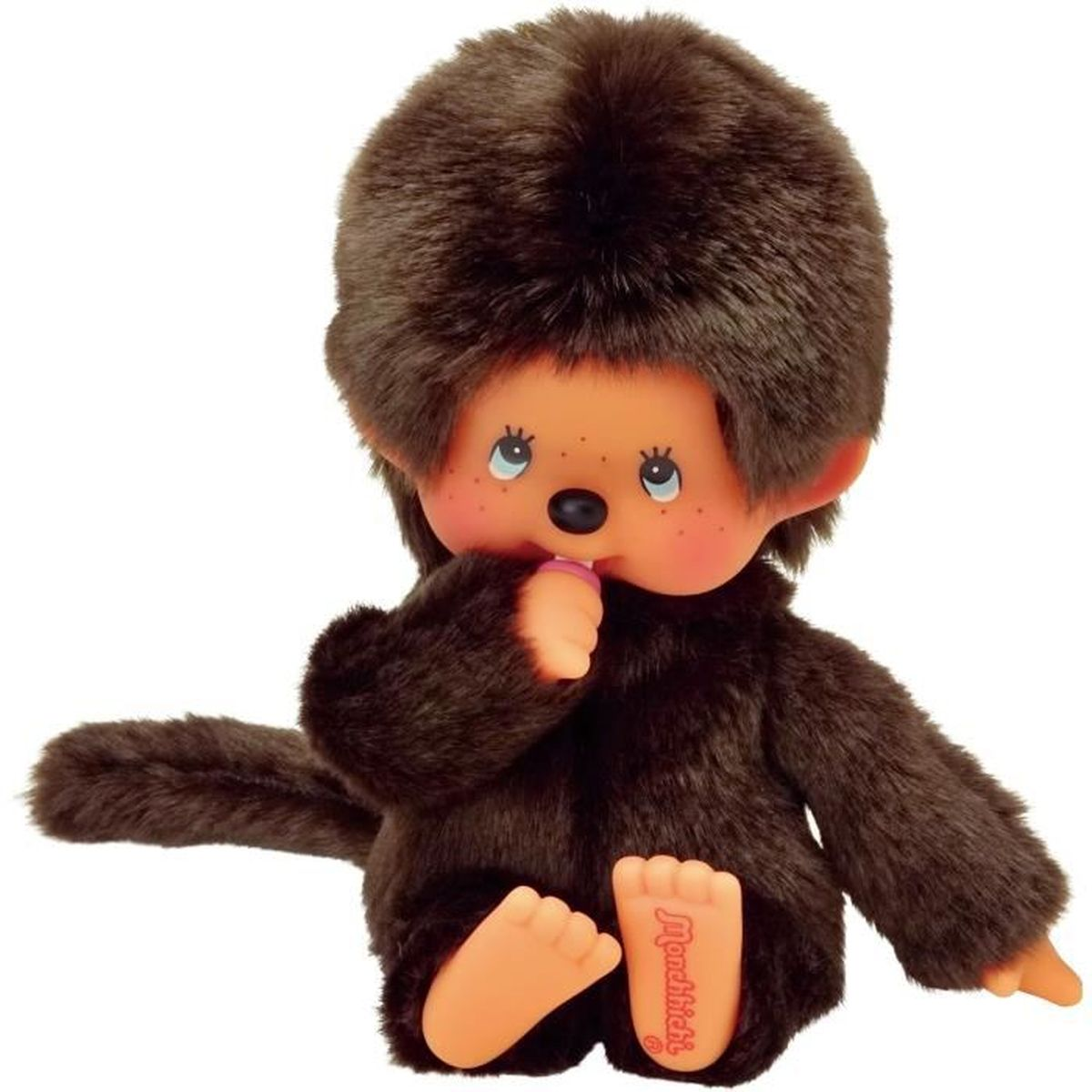 Lalka Monchhichi z brązowym futrem, siedząca, trzymająca smoczek i nosząca futrzaną czapkę.