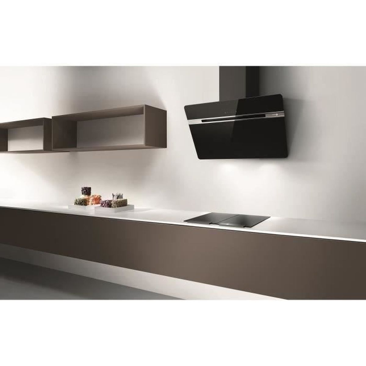 Cocina moderna con campana extractora negra y placa de cocción. Dos estantes sobre la encimera.