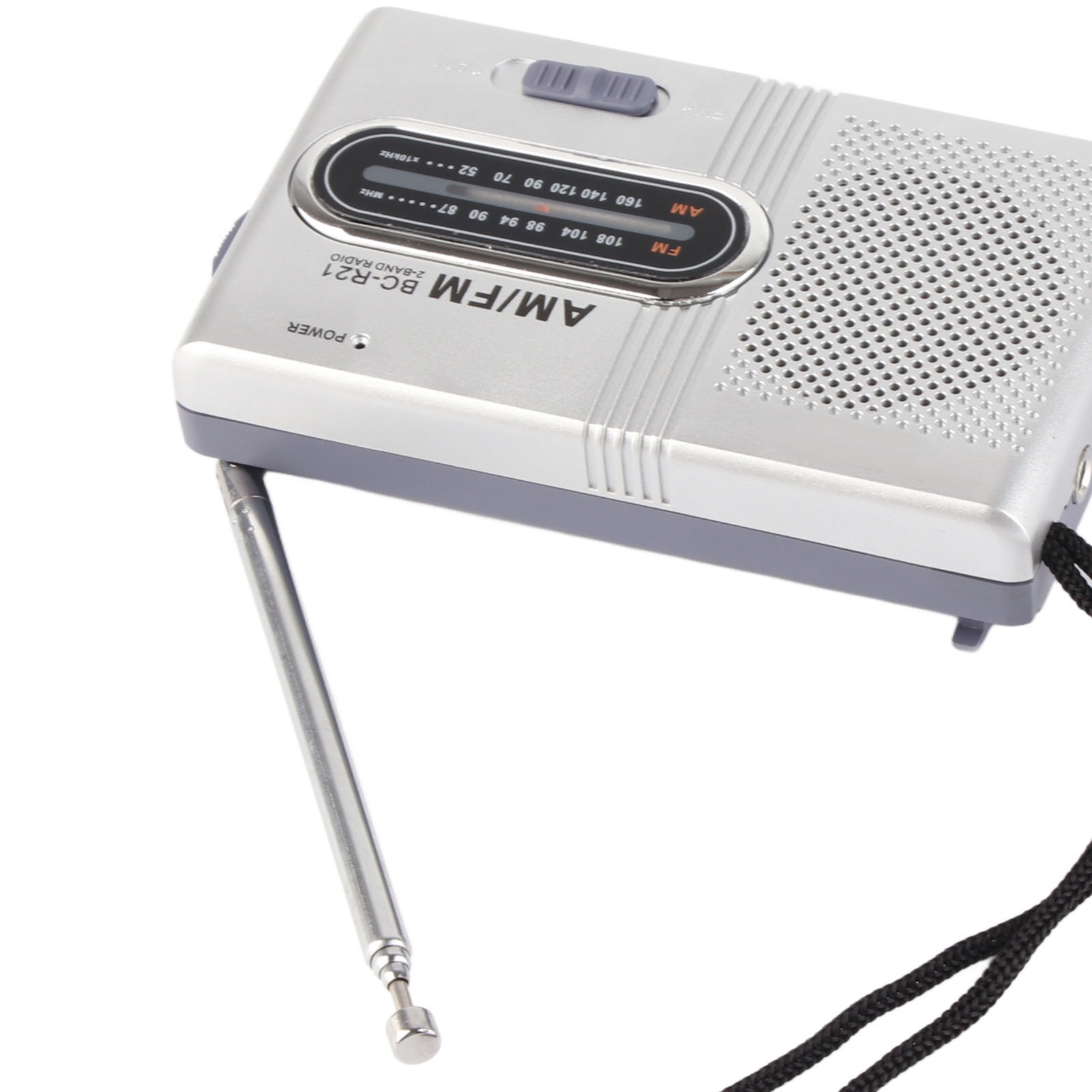 Ein silbernes AM/FM-Radio mit Antenne. Das Radio hat Knöpfe und einen Lautsprecher.