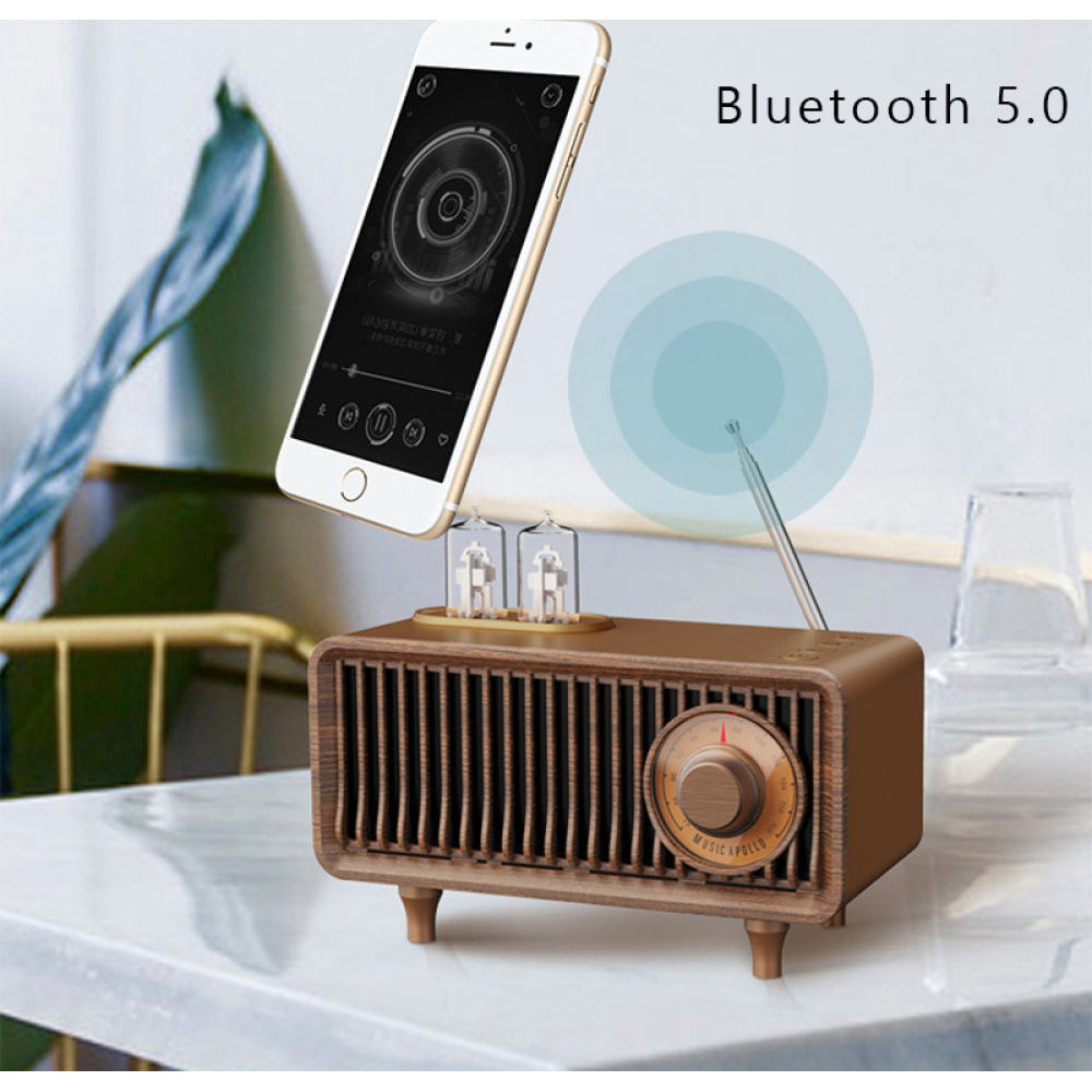 Retro Holzradio mit Telefon. Das Telefon spielt Musik, Bluetooth 5.0 ist beschriftet.