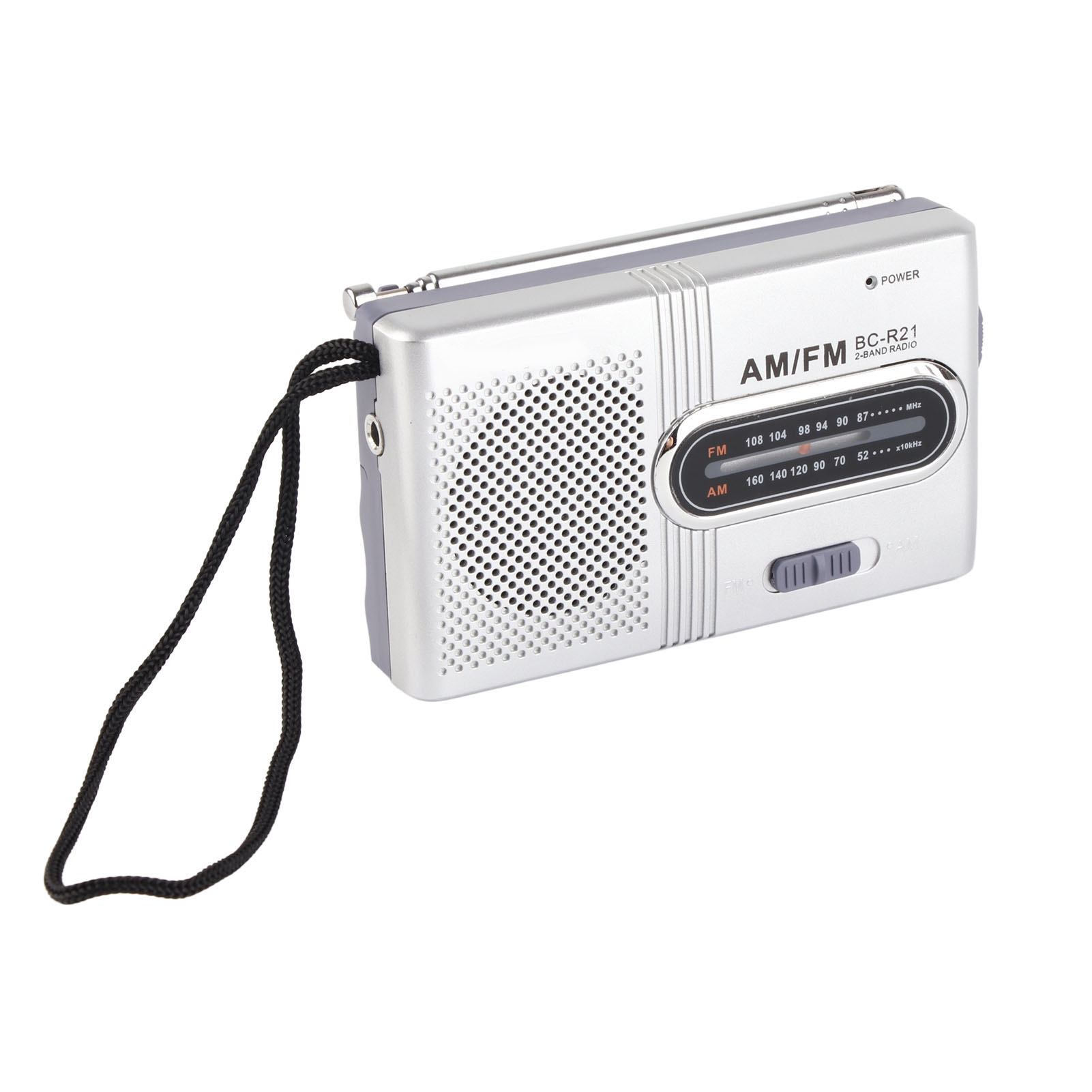 Silbernes AM/FM-Radio mit schwarzem Riemen. Verfügt über einen Lautsprecher, einen Abstimmknopf und einen Einschalter. Weißer Hintergrund.