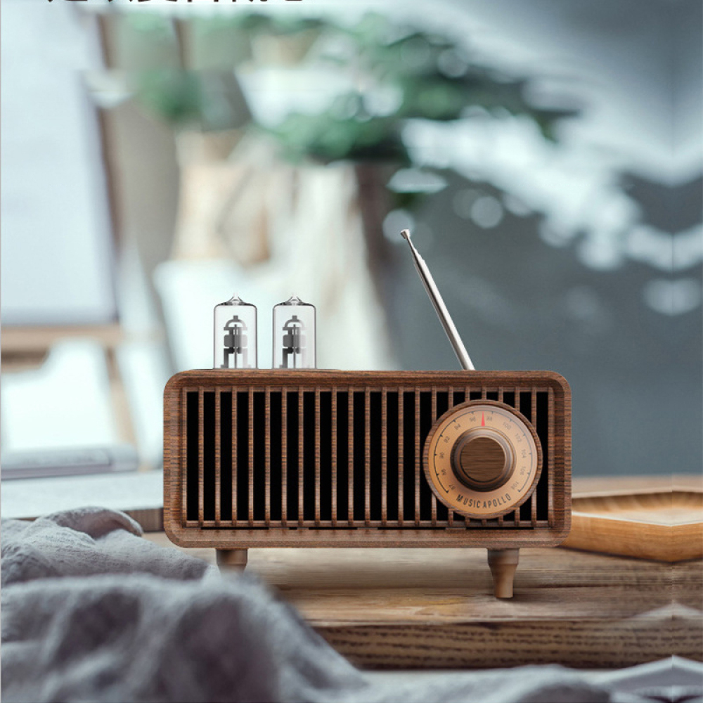 Ein Vintage-Holzradio mit zwei Röhren und einem Zifferblatt. Die Kulisse ist ein Holztisch.