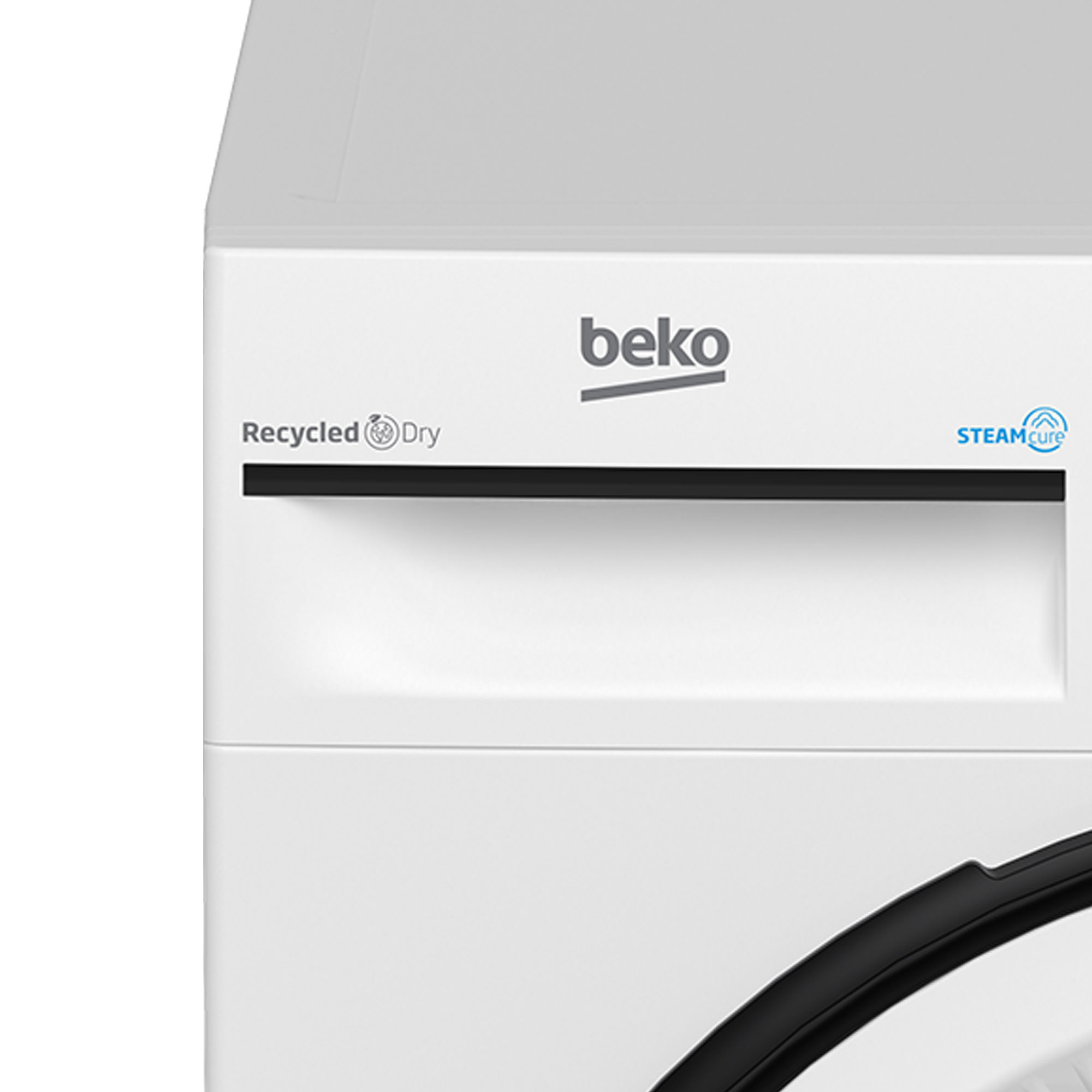 Nahaufnahme einer weißen Waschmaschine mit dem Beko-Logo und Text zu 'Recycled Dry' und 'SteamCure'.