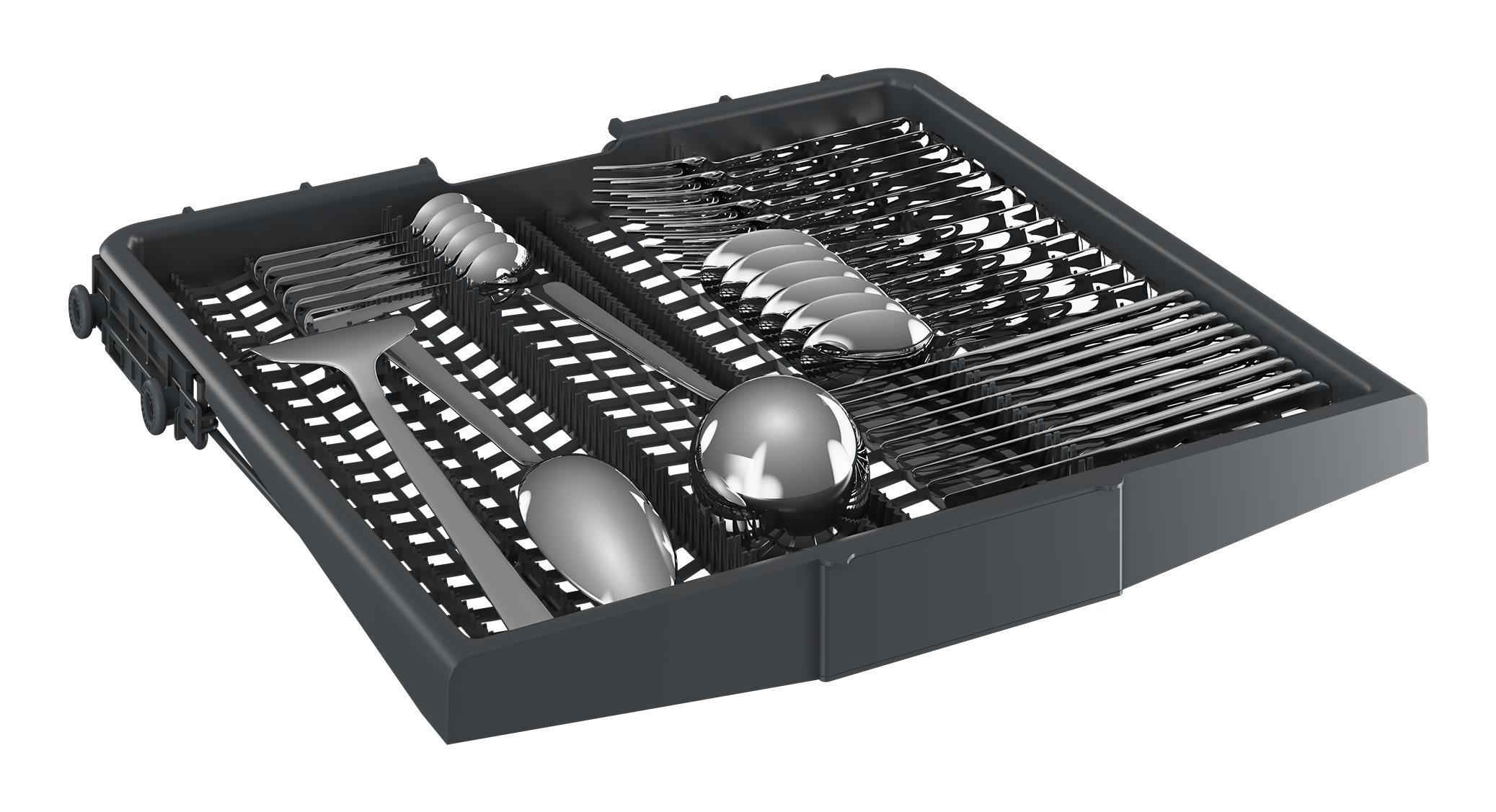 Koszyk na sztućce do zmywarki wypełniony sztućcami: widelcami, łyżkami i nożami, na białym tle.