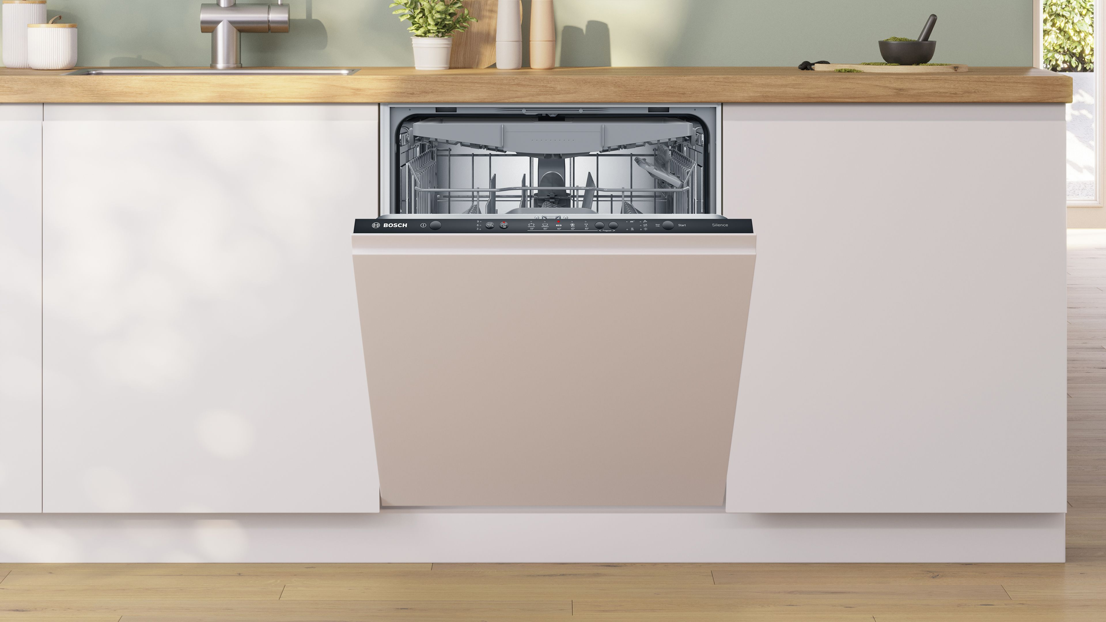 Una lavastoviglie integrata, pannello beige, integrata in un mobile da cucina bianco.