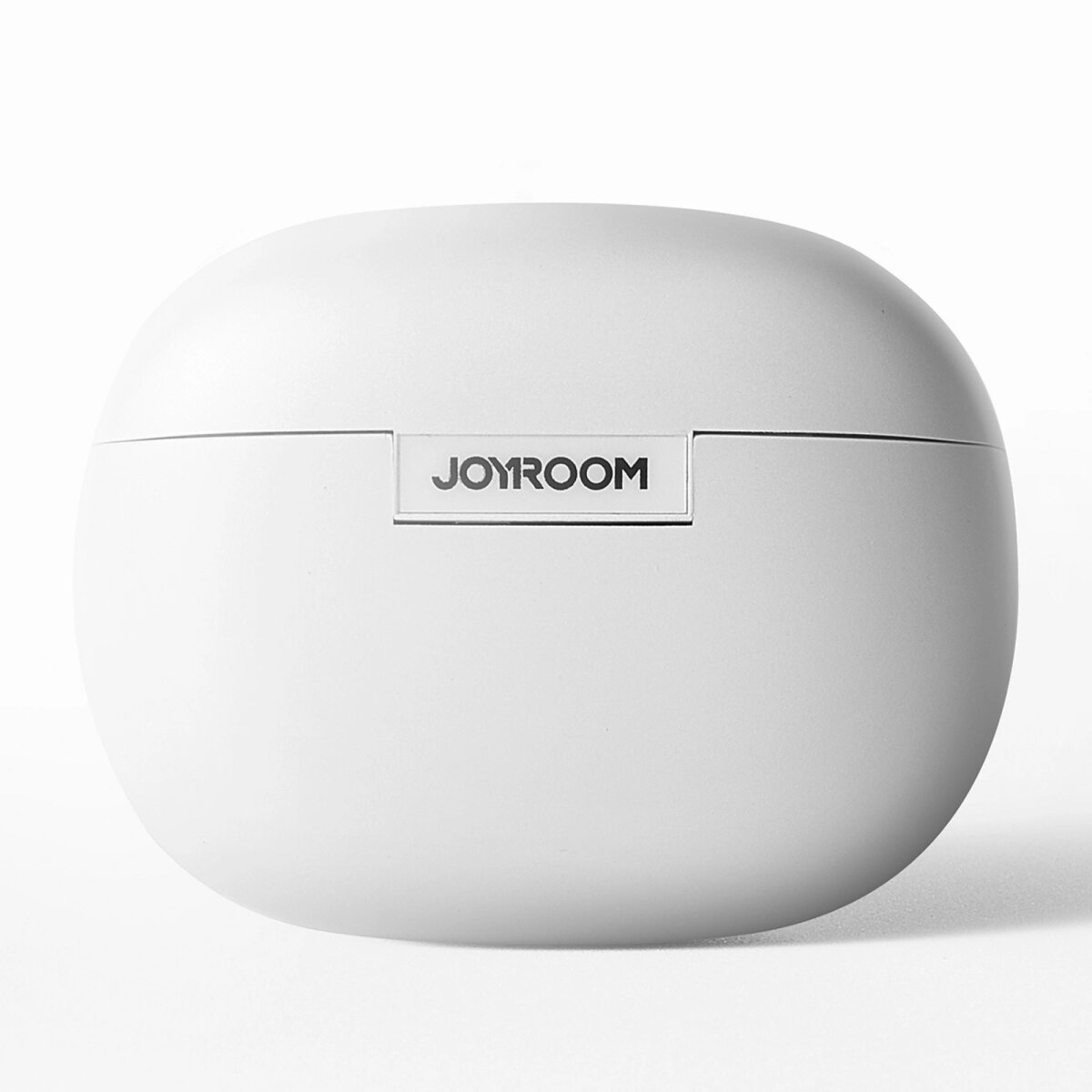 Weißes Joyroom-Kopfhörergehäuse. Der Markenname steht auf dem Gehäuse. Weißer Hintergrund.