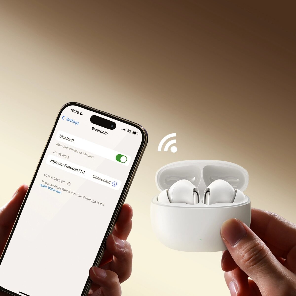 Mit Bluetooth verbundene Ohrhörer mit einem Telefon.