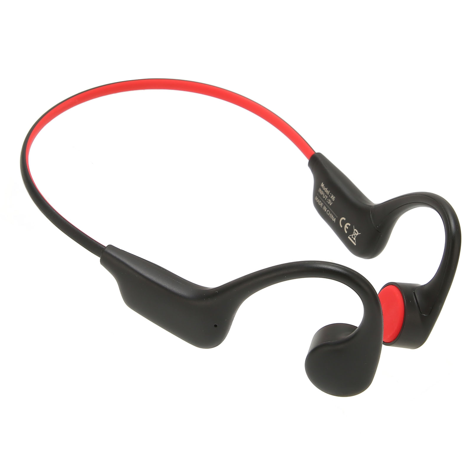 Schwarz-roter Nackenbügel-Kopfhörer mit Over-Ear-Design. Die Kopfhörer liegen auf weißer Oberfläche.