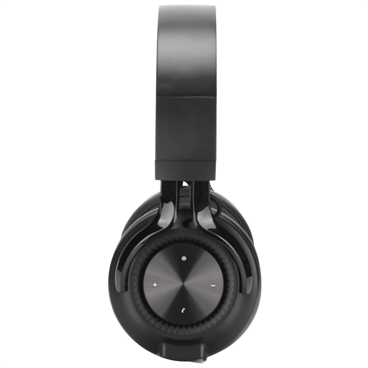 Schwarze Over-Ear-Kopfhörer, von vorne betrachtet. Verfügt über eine zentrale Steuertaste und eine glänzende Oberfläche.