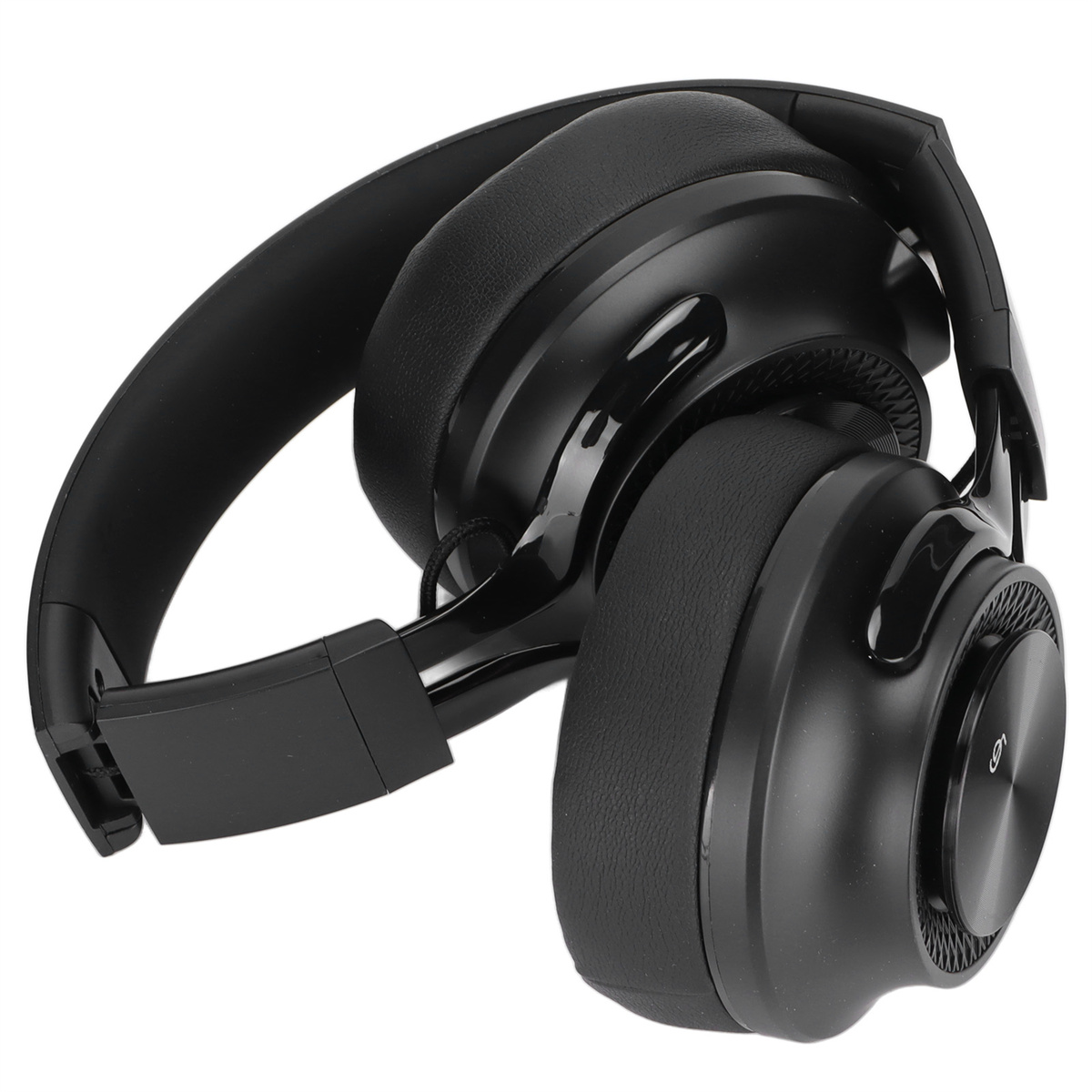 Schwarze Over-Ear-Kopfhörer sind zur Aufbewahrung zusammengeklappt und zeigen die Ohrmuscheln und den Kopfbügel.