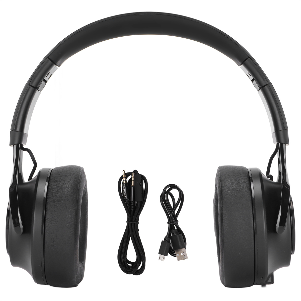 Schwarzer Kopfhörer mit Anschlusskabel und USB-Ladekabel.