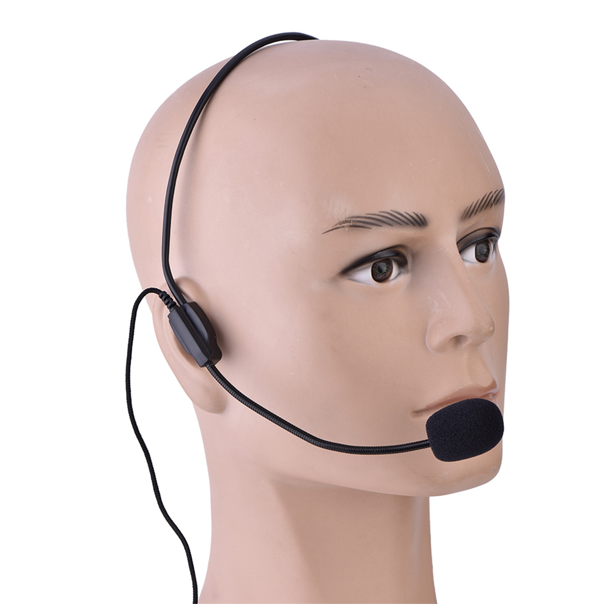 Eine Schaufensterpuppe mit einem schwarzen Mikrofon-Headset, das Mikrofon befindet sich am Mund.