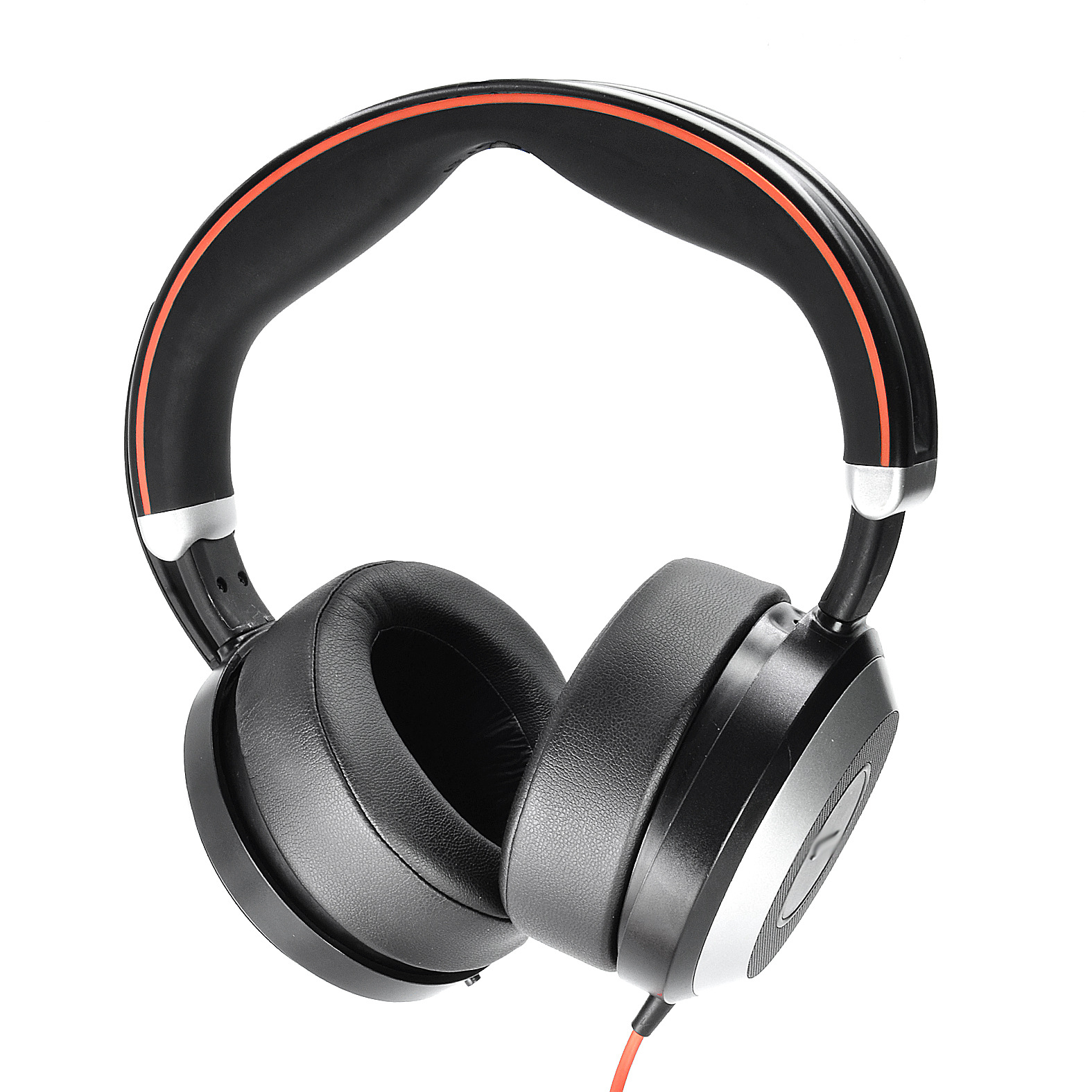 Casque noir avec des accents orange. Les écouteurs sont grands, et le bandeau est rembourré.